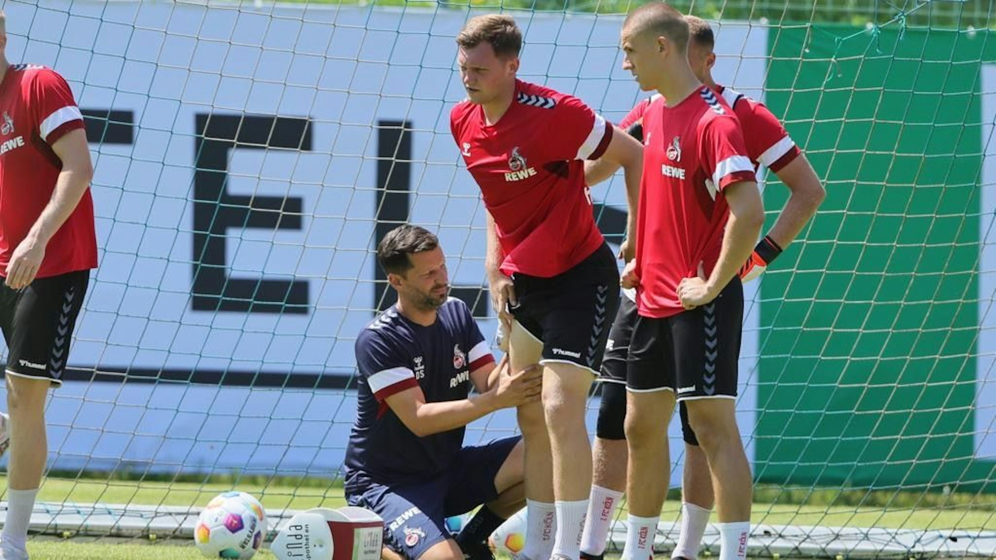 Luca Kilian (Mitte) musste nach einem Zweikampf im FC-Trainingslager in Maria Alm behandelt werden.