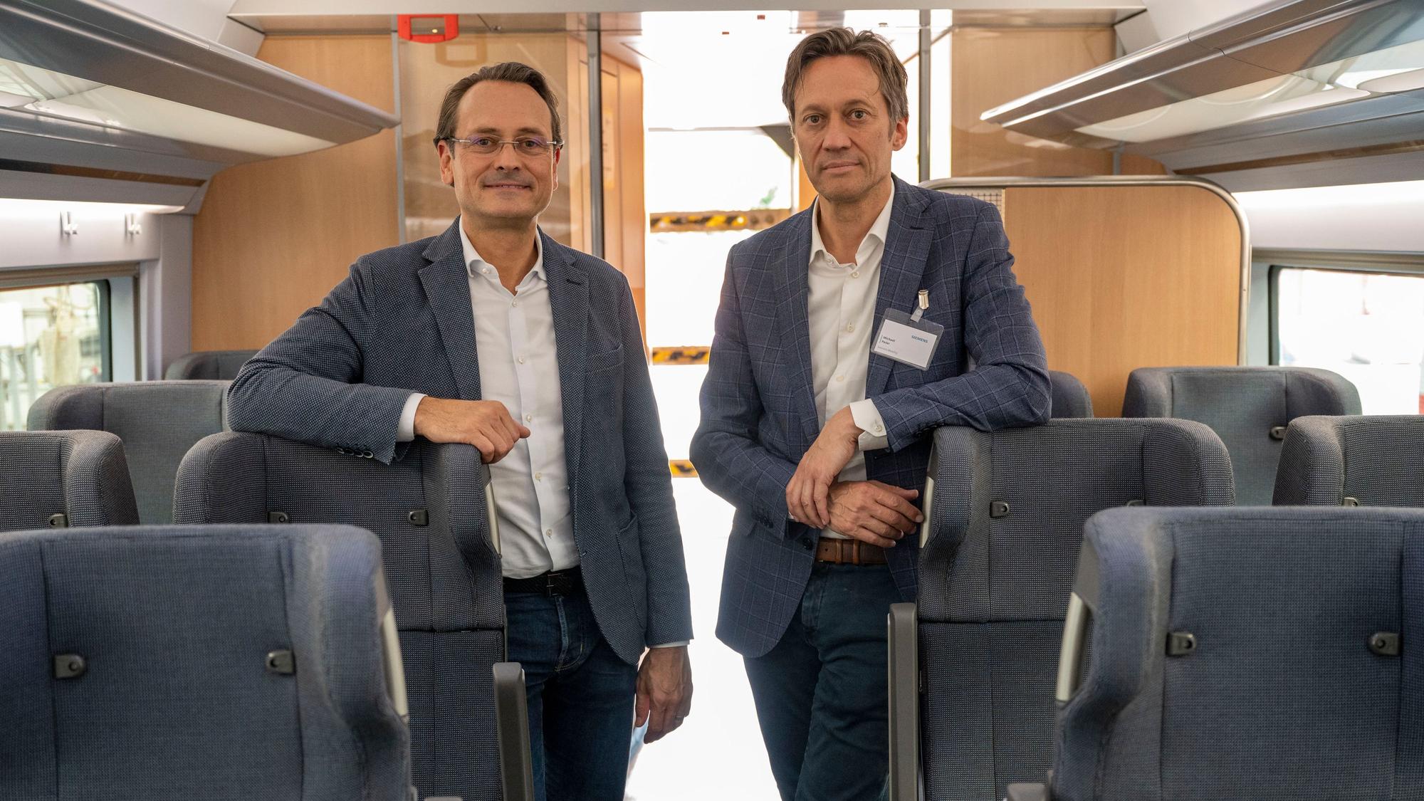 17.07.2023, Krefeld: Bahn-Vorstand Michael Peterson und Siemens Mobility CEO Michael Peter. Im Siemens-Werk wird der ICE3 neo gebaut. Foto: Uwe Weiser