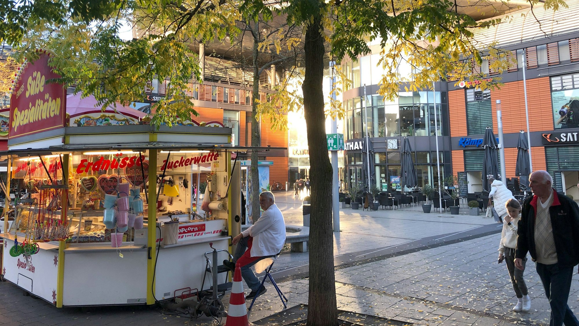Süßigkeitenverkäufer am Wiesdorfer Platz. Foto: Ralf Krieger