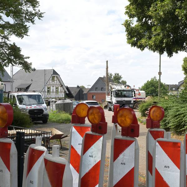 Absperrungen, Baken, Baufahrzeuge: Die Baustelle Heiligenhaus