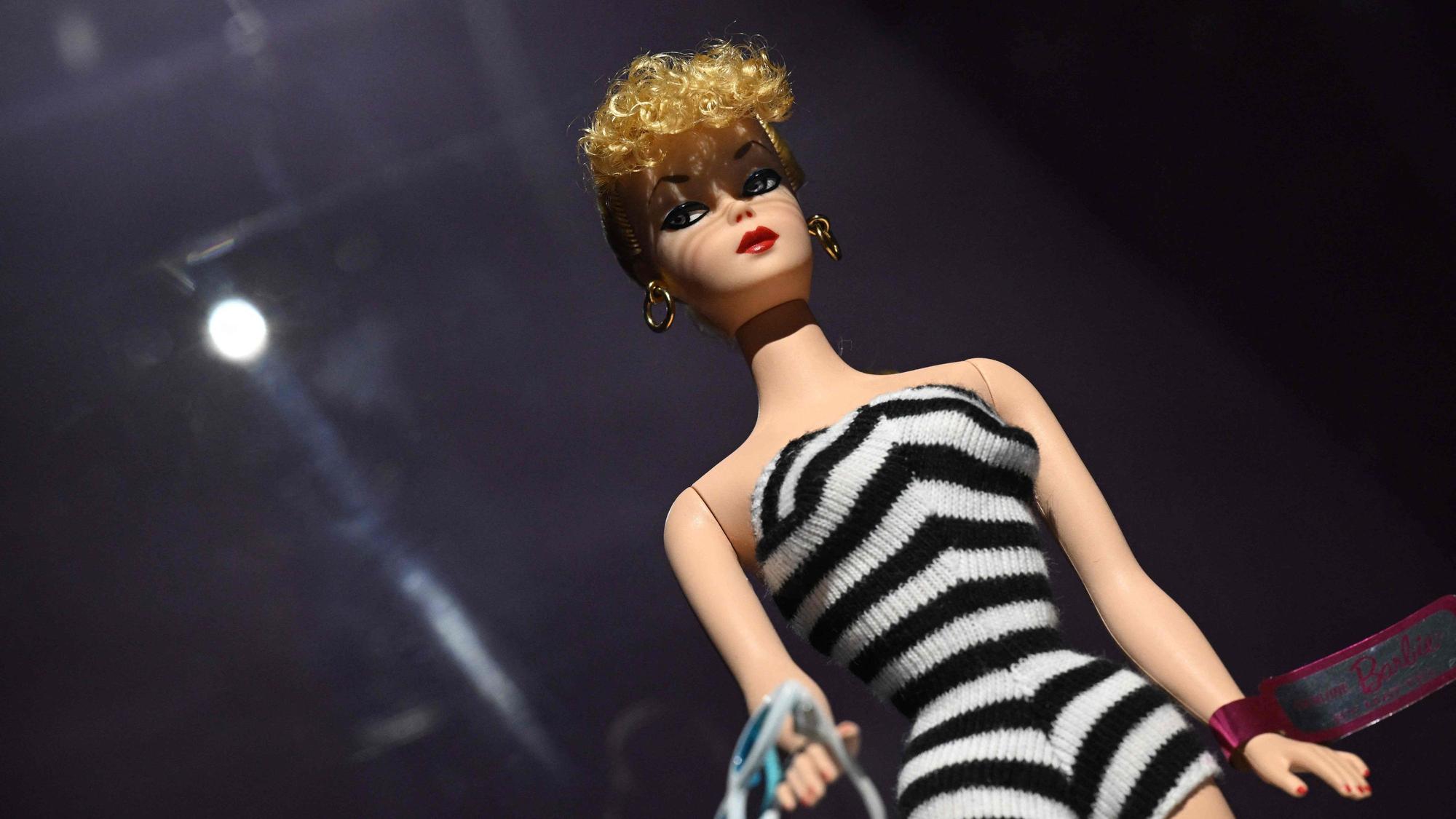 Die erste Barbie-Puppe aus dem Jahr 1959 trägt einen schwarz-weiß gestreiften Badeanzug.