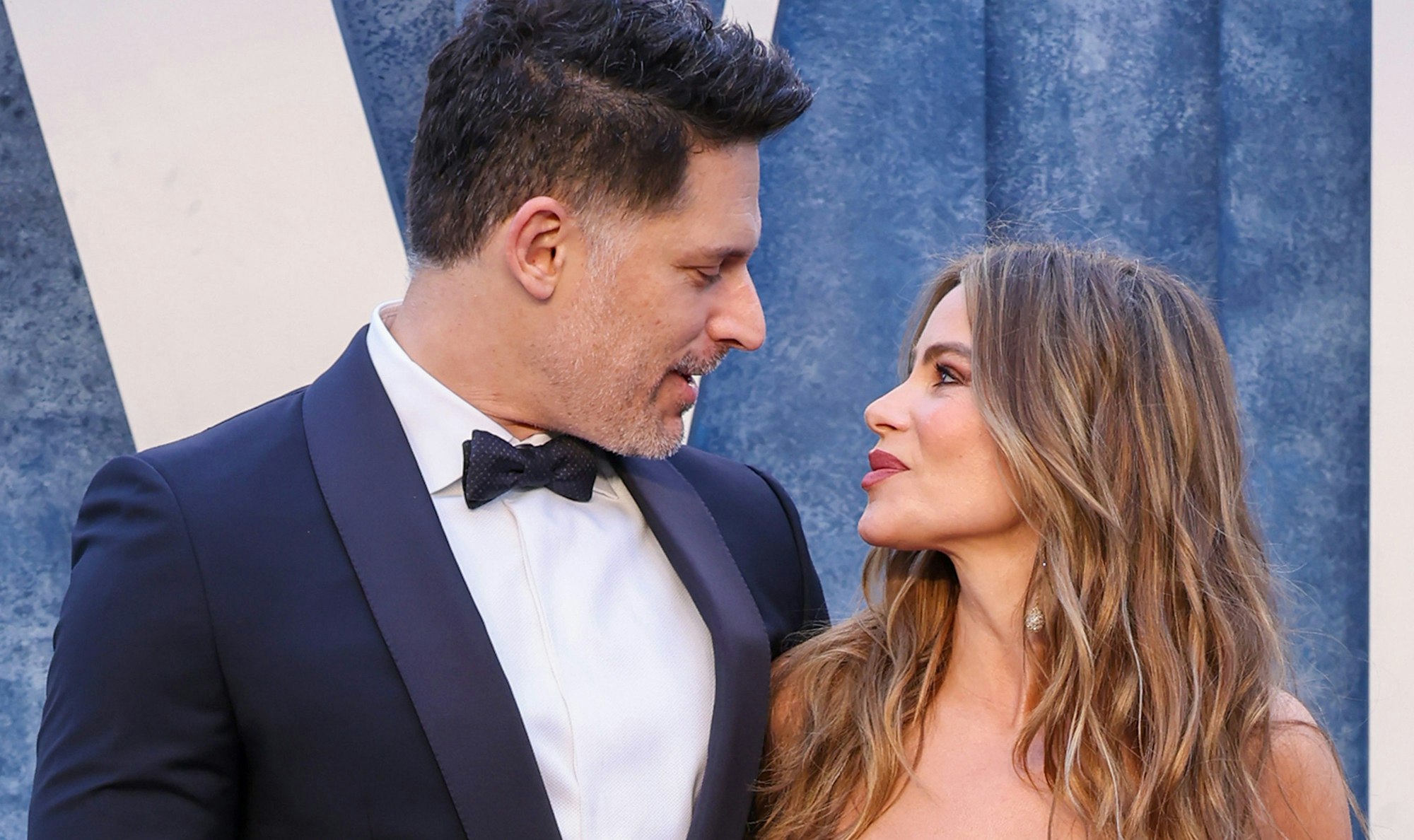 Sofia Vergara und Joe Manganiello schauen sich an.