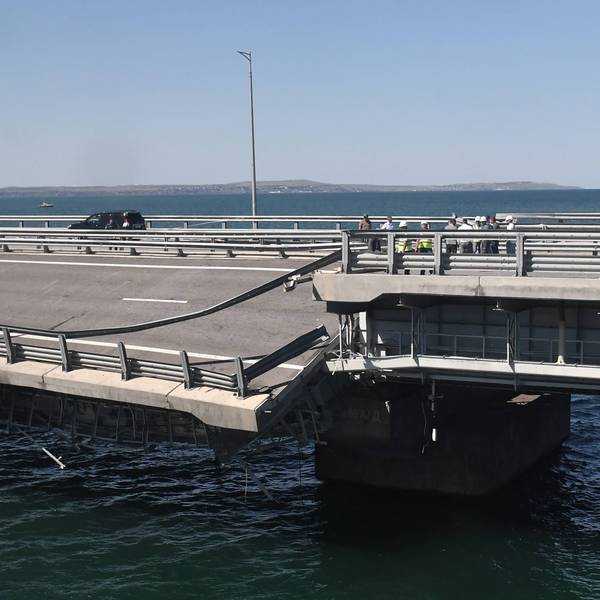 Der mutmaßlich ukrainischen Angriff auf die Krim-Brücke hat deutliche Schäden an dem strategisch wichtigen Bauwerk hinterlassen, wie ein Foto einer russischen Nachrichtenagentur zeigt. Erst im November soll die Brücke wieder vollbefahrbar sein, heißt es aus Moskau.