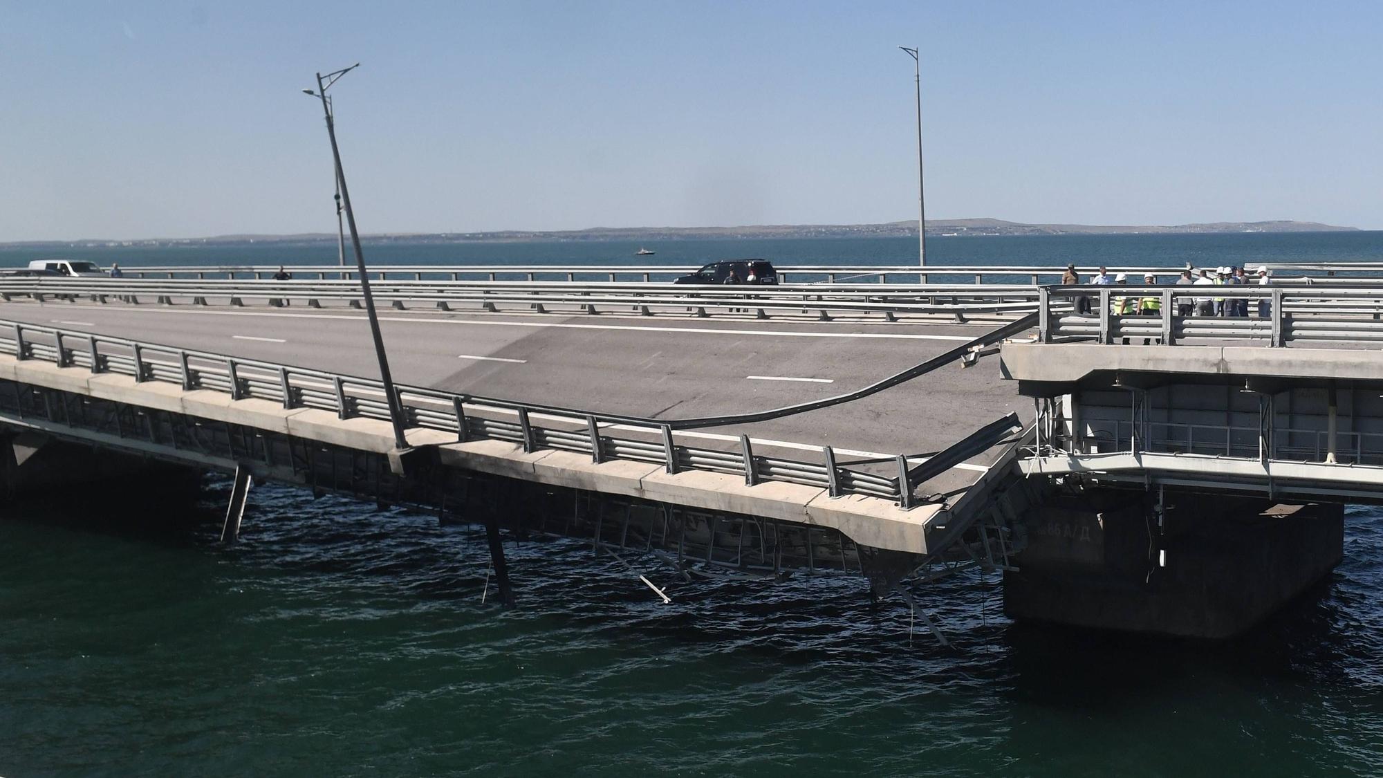 Der mutmaßlich ukrainischen Angriff auf die Krim-Brücke hat deutliche Schäden an dem strategisch wichtigen Bauwerk hinterlassen, wie ein Foto einer russischen Nachrichtenagentur zeigt. Erst im November soll die Brücke wieder vollbefahrbar sein, heißt es aus Moskau.