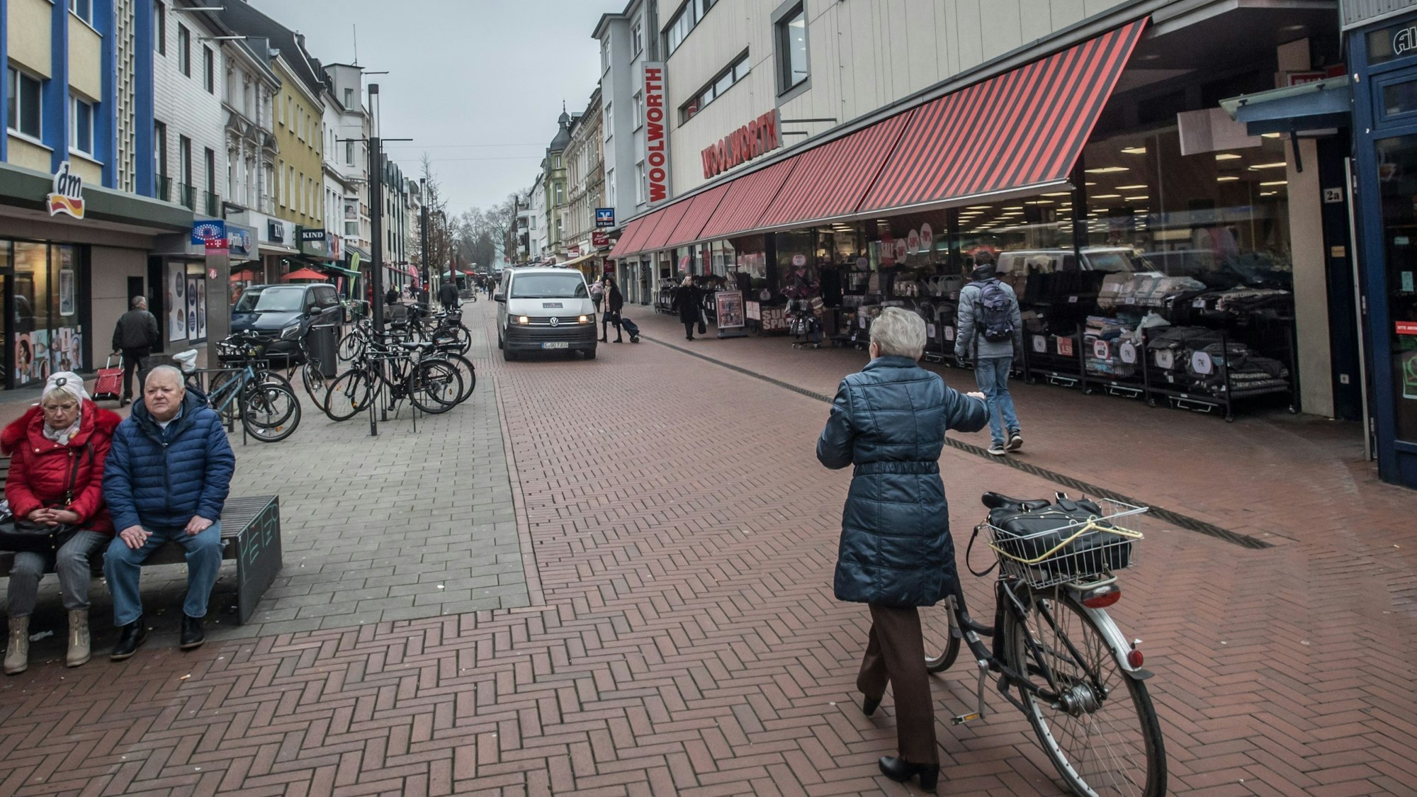 Die Opladener Fußgängerzone, im Vordergrund Woolworth.