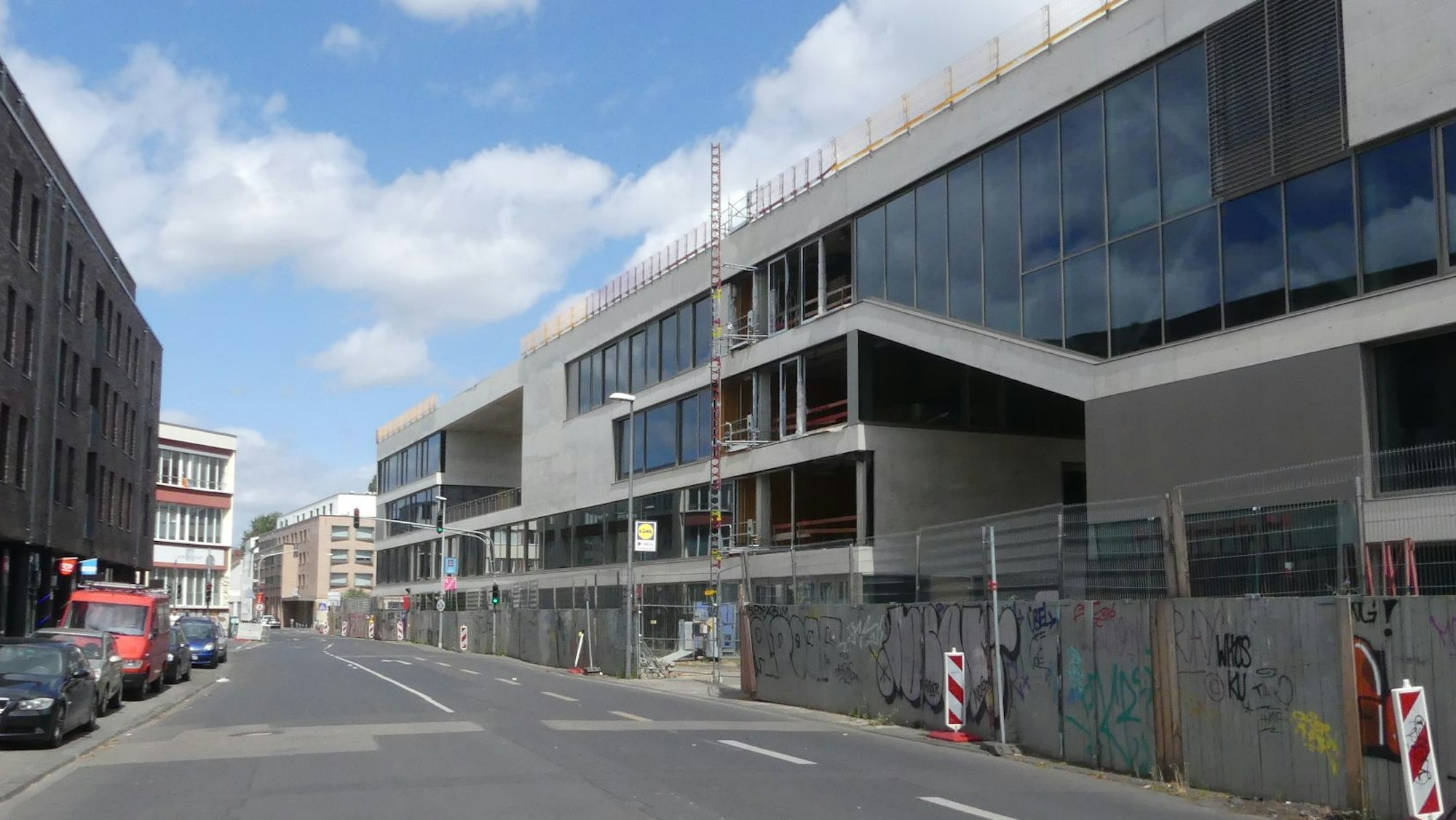Eine leere Straße mit Autos links und rechts.