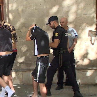 Polizisten führen die Verdächtigen zum Termin mit dem Haftrichter auf Mallorca. Gegen fünf Urlauber aus NRW sind auf Mallorca schwere Vorwürfe erhoben worden. Die Polizei ermittelt wegen einer Gruppenvergewaltigung.