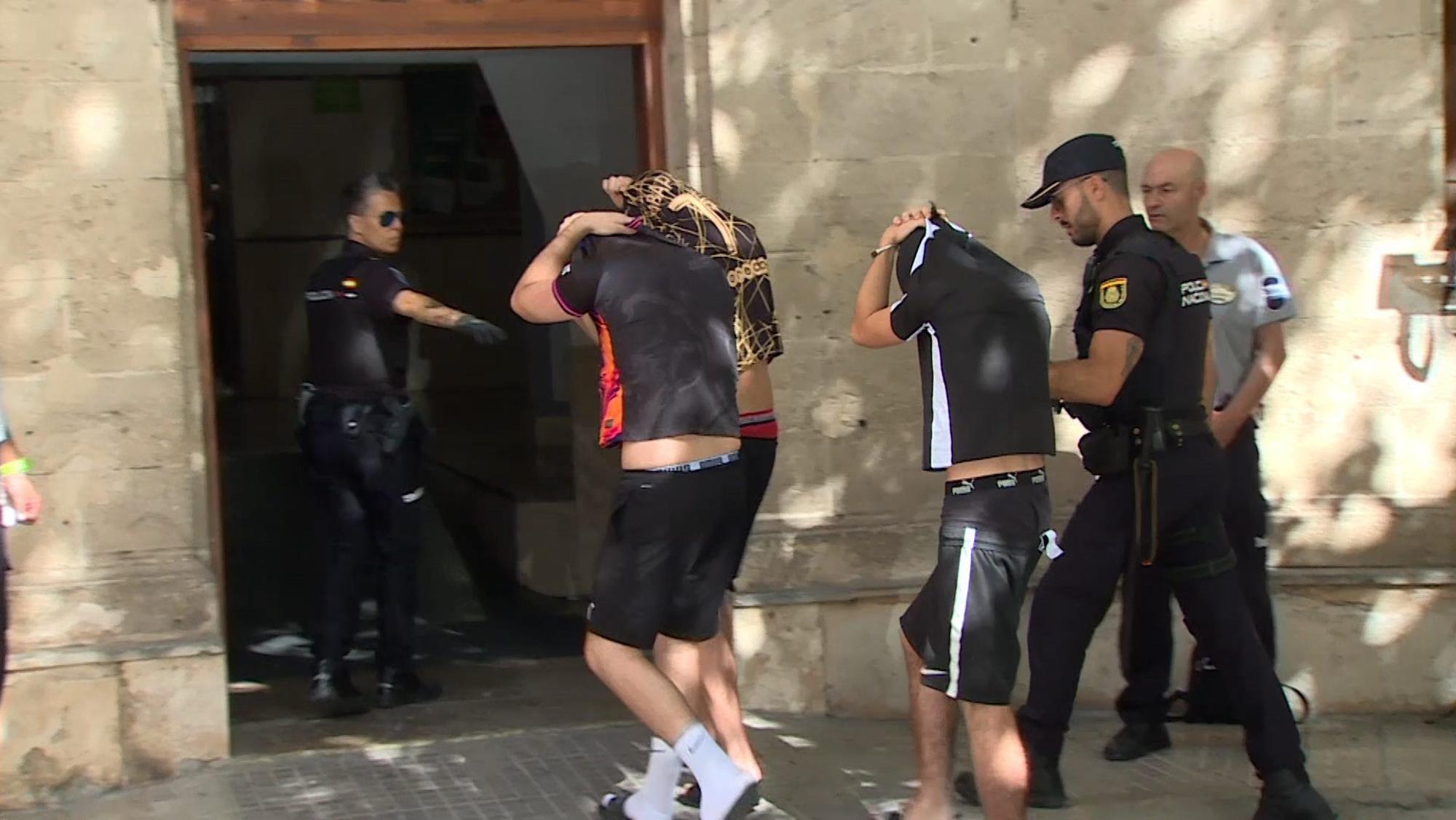 Polizisten führen die Verdächtigen zum Termin mit dem Haftrichter auf Mallorca. Gegen fünf Urlauber aus NRW sind auf Mallorca schwere Vorwürfe erhoben worden. Die Polizei ermittelt wegen einer Gruppenvergewaltigung.