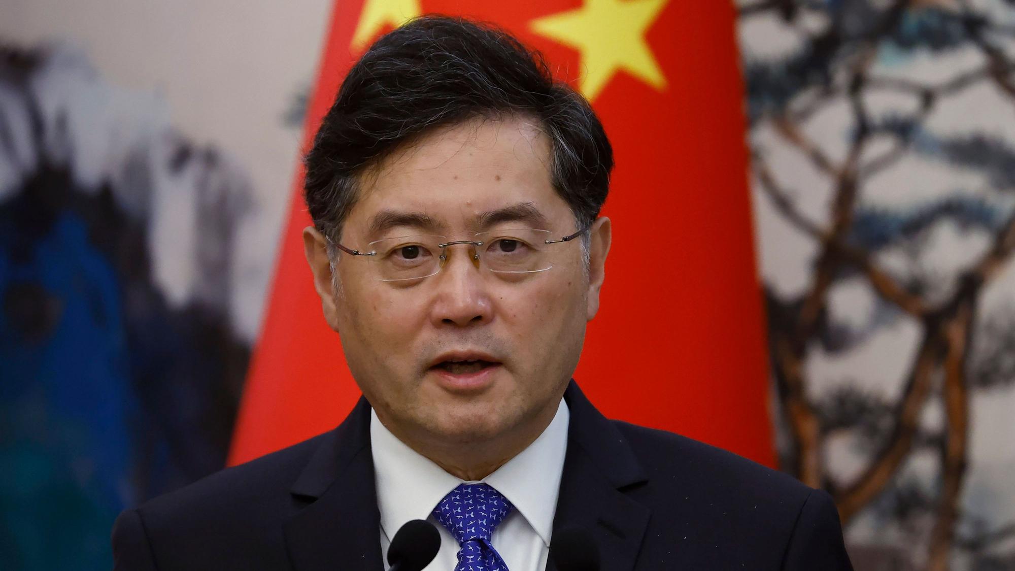 Eine ungewöhnlich lange Abwesenheit von öffentlichen Auftritten hat Spekulationen über den chinesischen Außenminister Qin Gang ausgelöst. Der 57-Jährige, der sein Amt erst im März angetreten hatte, war zuletzt bei Terminen am 25. Juni öffentlich in Erscheinung getreten.