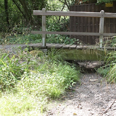 Der Wolfsbach, der in Hangelar durch das Stadtgebiet von Sankt Augustin floss.