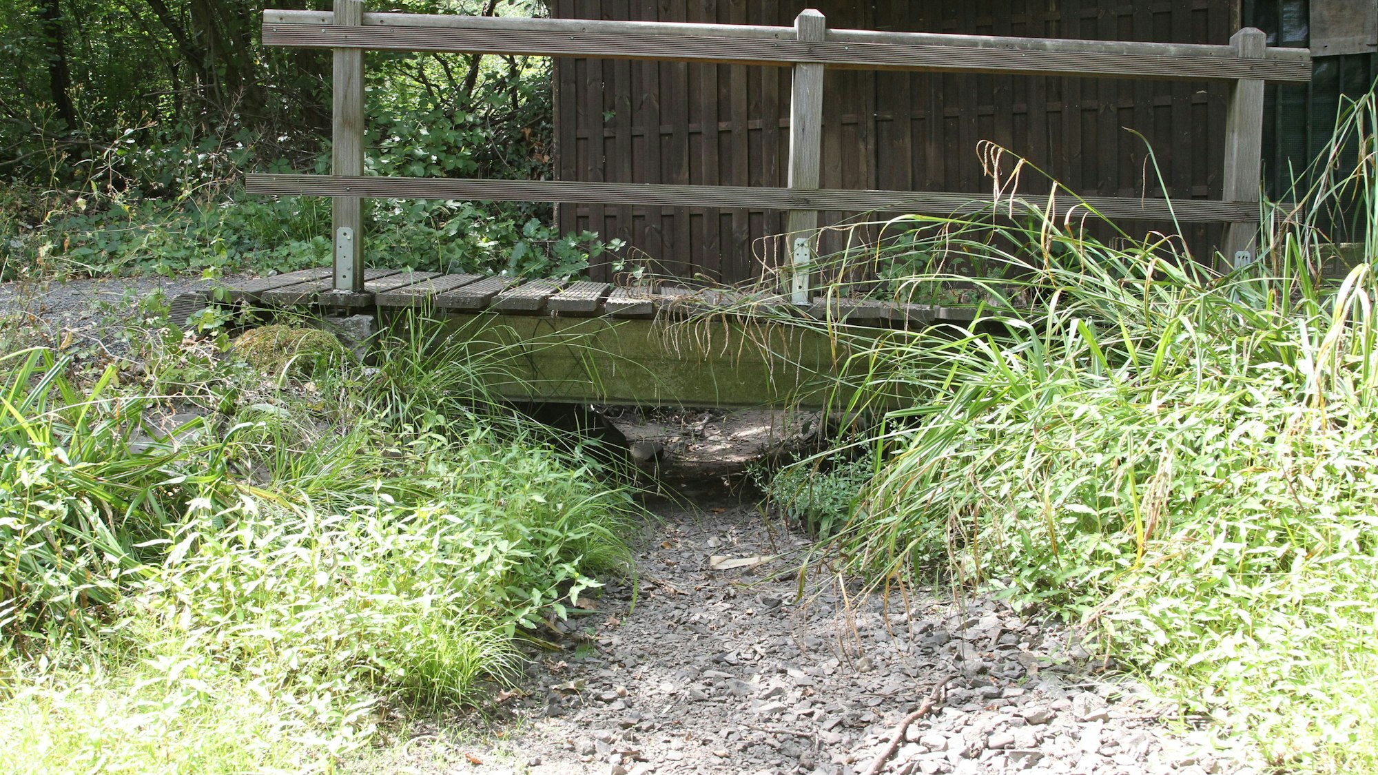 Der Wolfsbach, der in Hangelar durch das Stadtgebiet von Sankt Augustin floss.