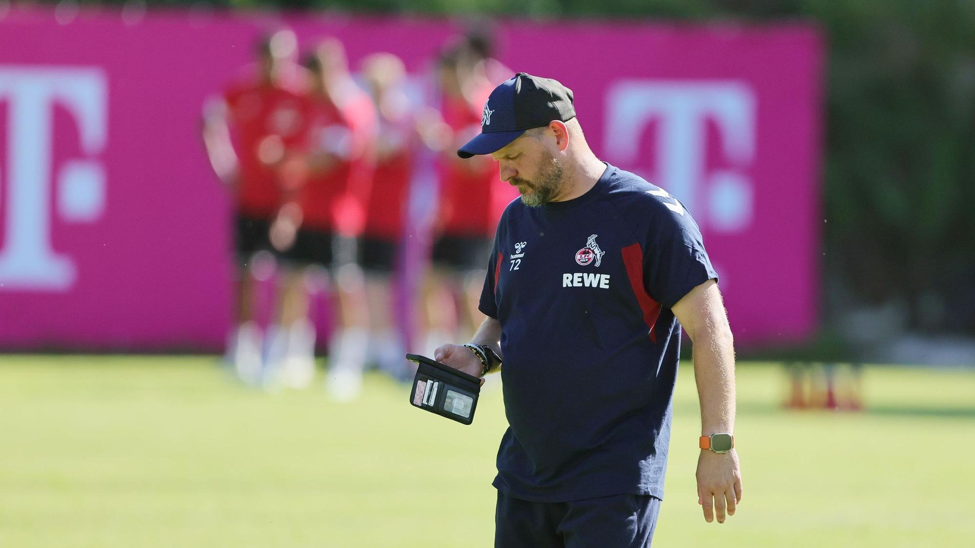 Steffen Baumgart guckt im Trainingslager in Maria Alm aufs Handy