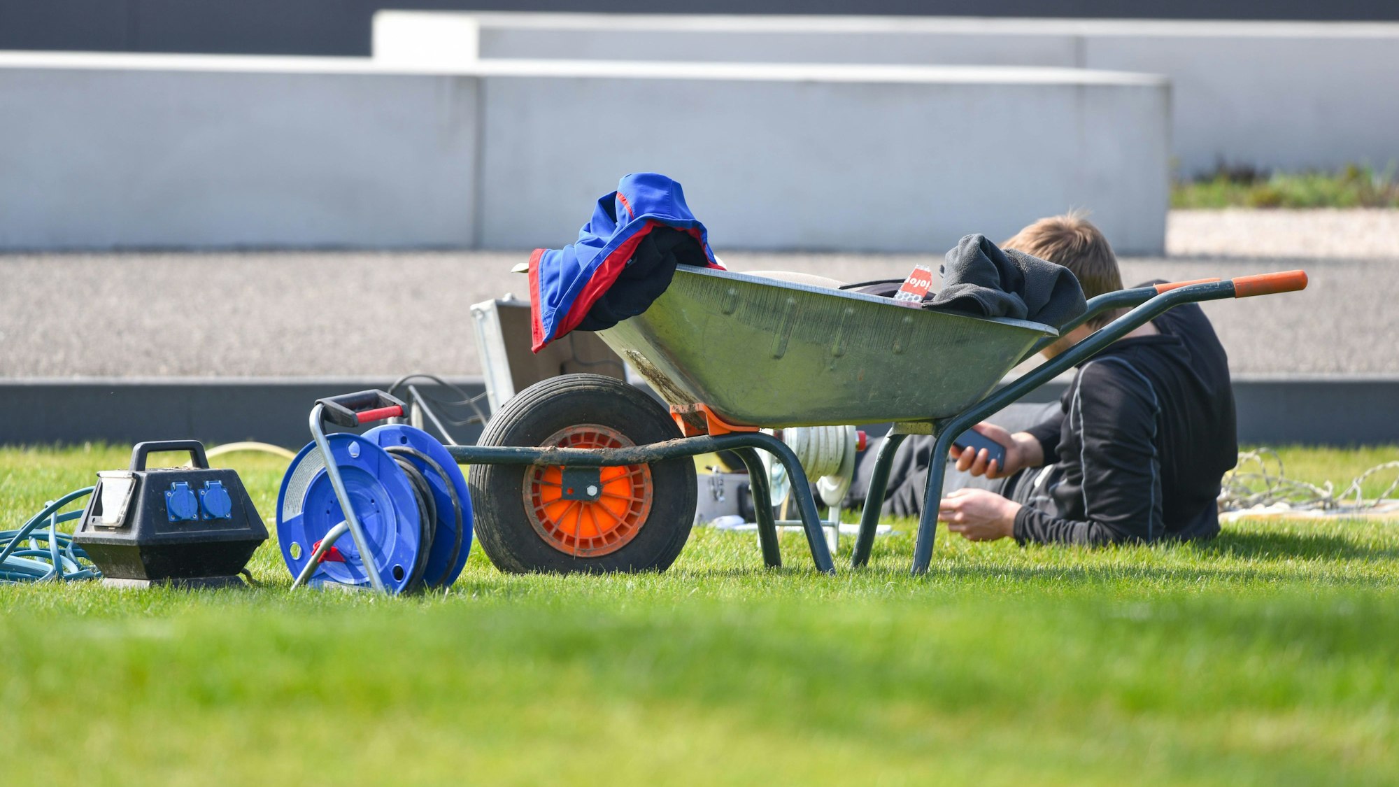 Gerade in körperlichen Jobs kann die Sommerhitze zur Arbeitsbelastung werden. Unter anderem Amtsärzte, der Arbeitgeberverband und Gesundheitsminister Karl Lauterbach zeigen sich offen für eine „Siesta“. (Symbolbild)