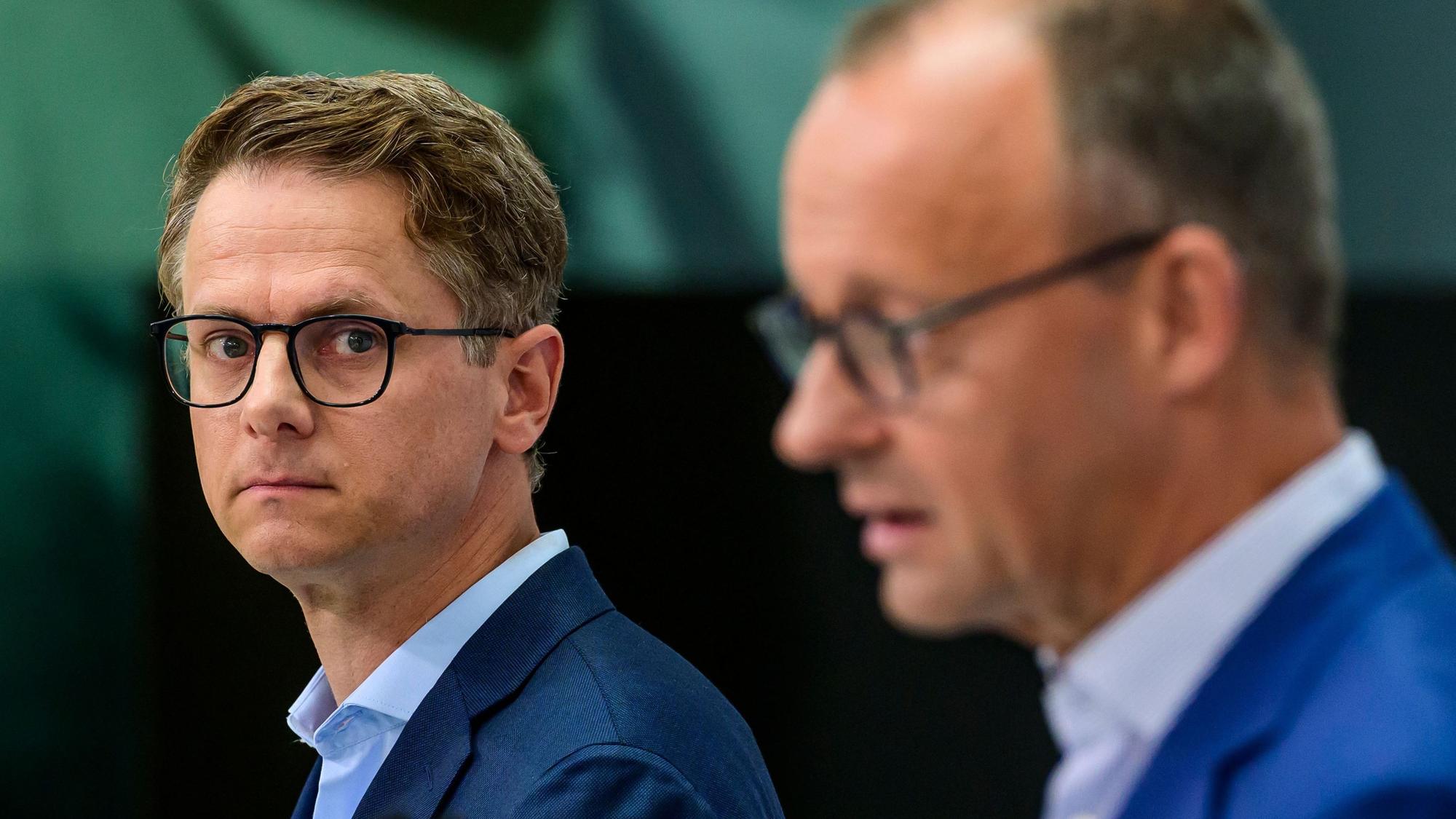 Wunschkandidat von Parteichef Friedrich Merz (r.): Carsten Linnemann steht nach seiner Forderung für Schnellverfahren bei Gewalttaten in Freibädern in der Kritik. (Archivbild)
