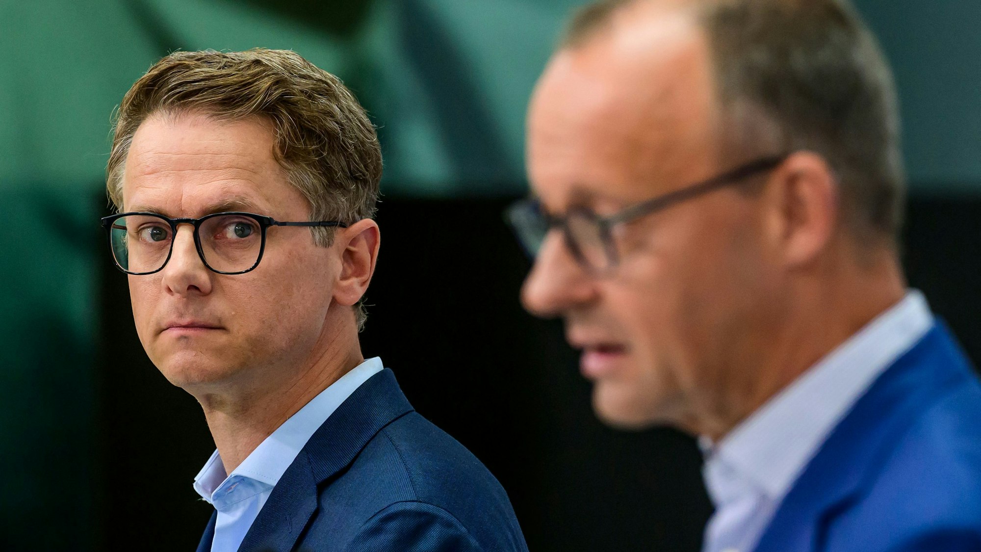 Wunschkandidat von Parteichef Friedrich Merz (r.): Carsten Linnemann steht nach seiner Forderung für Schnellverfahren bei Gewalttaten in Freibädern in der Kritik. (Archivbild)