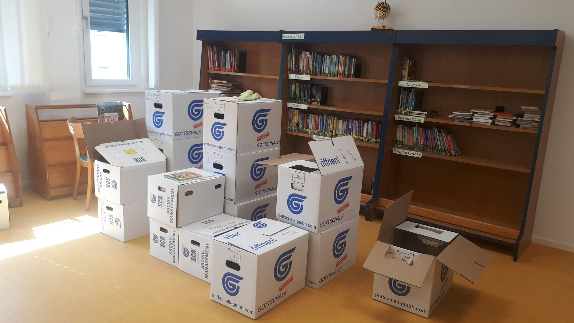 Umzugskartons mit Büchern.