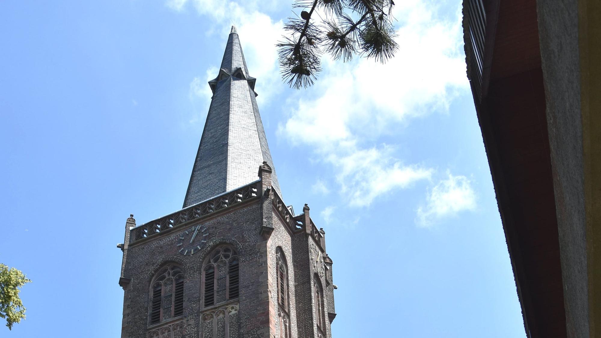 Bild 8: Die Niederembter Kirche