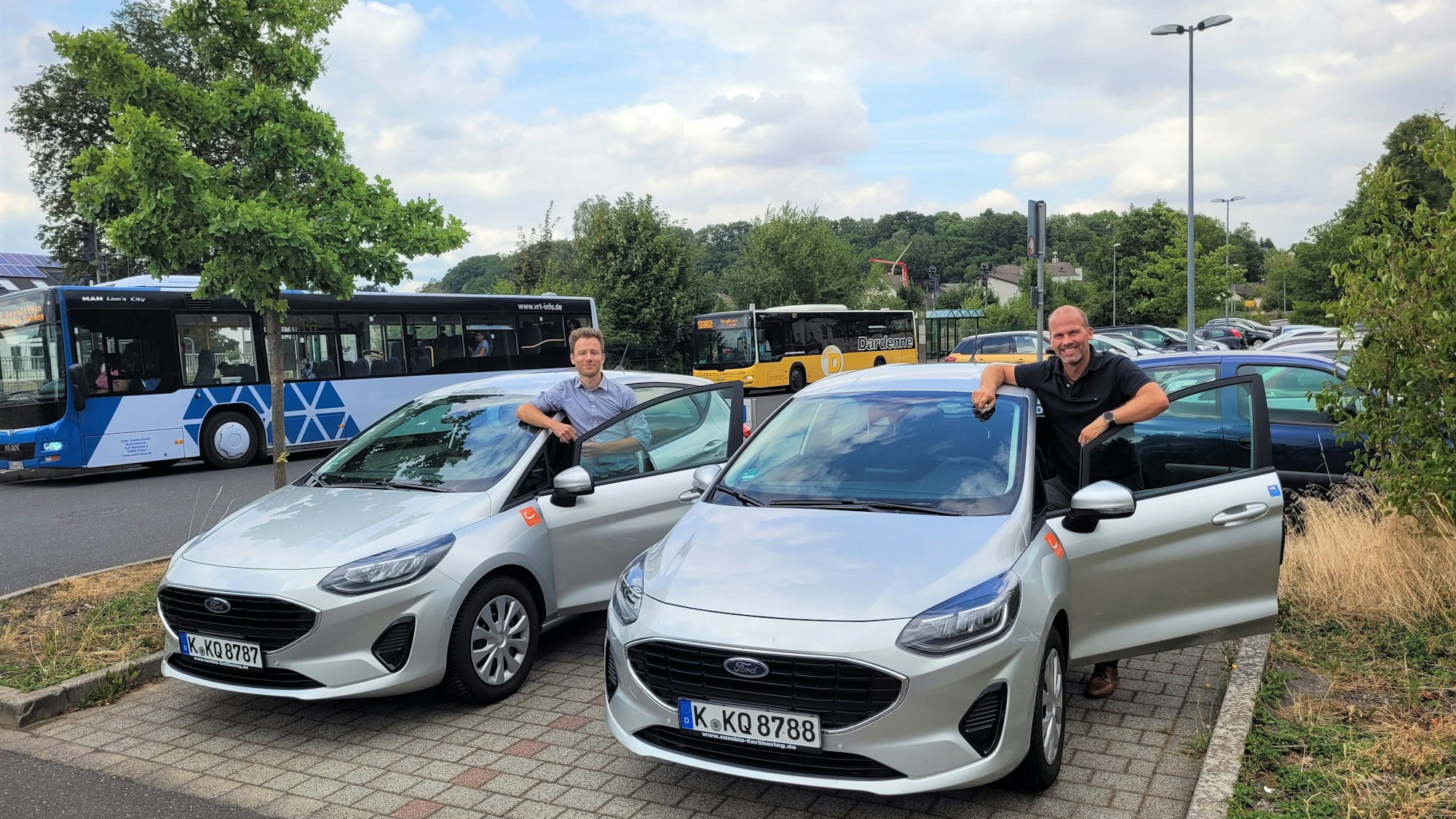 Auf dem Foto sind Laurenz Miehe (Cambio Rheinland) und Markus Auel (Gemeinde Kall) jeweils neben einem Ford Fiesta zu sehen.