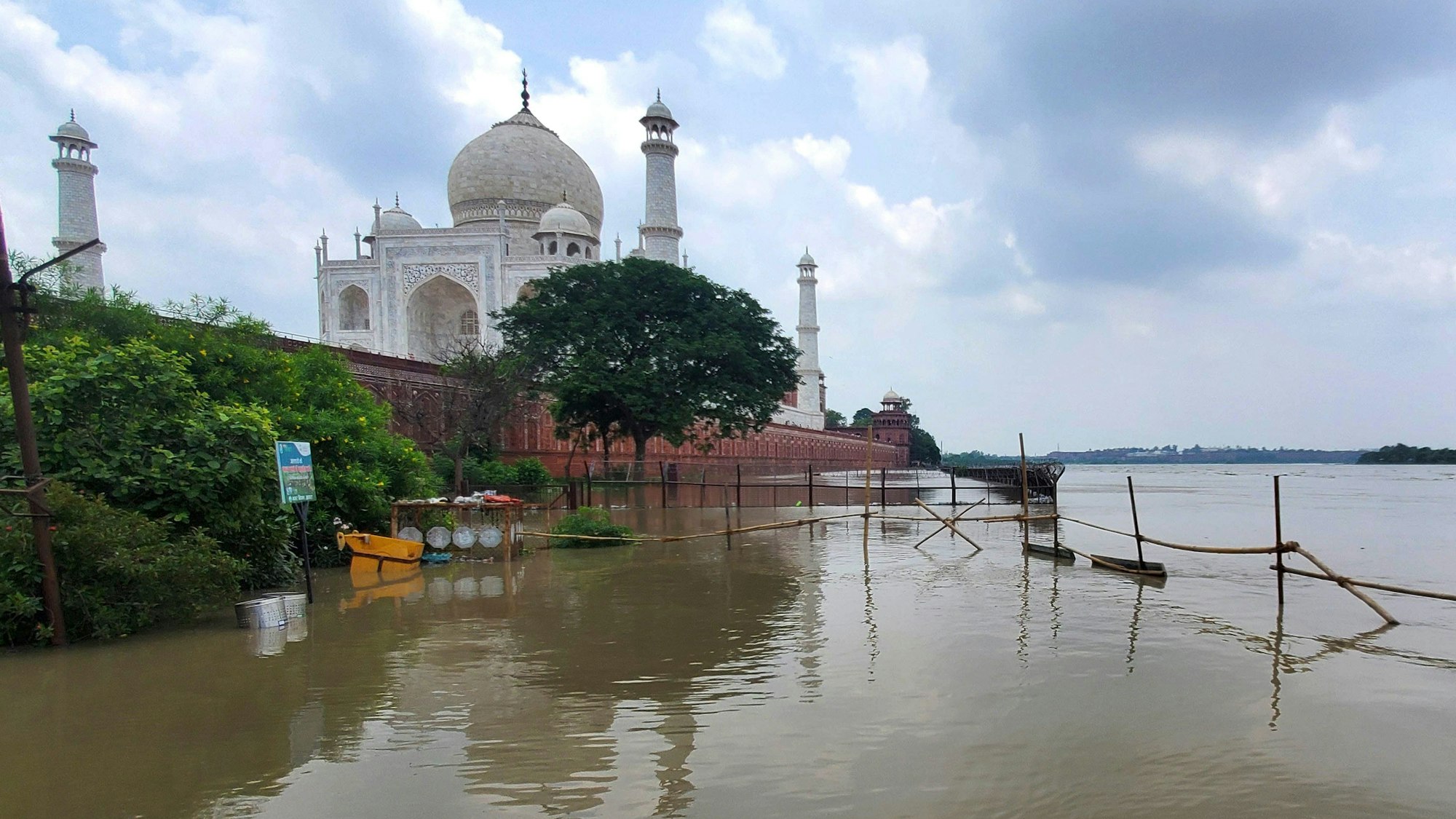 Blick auf den Fluss Yamuna, der zum ersten Mal seit 45 Jahren bis an den Rand des Taj Mahal angestiegen ist.