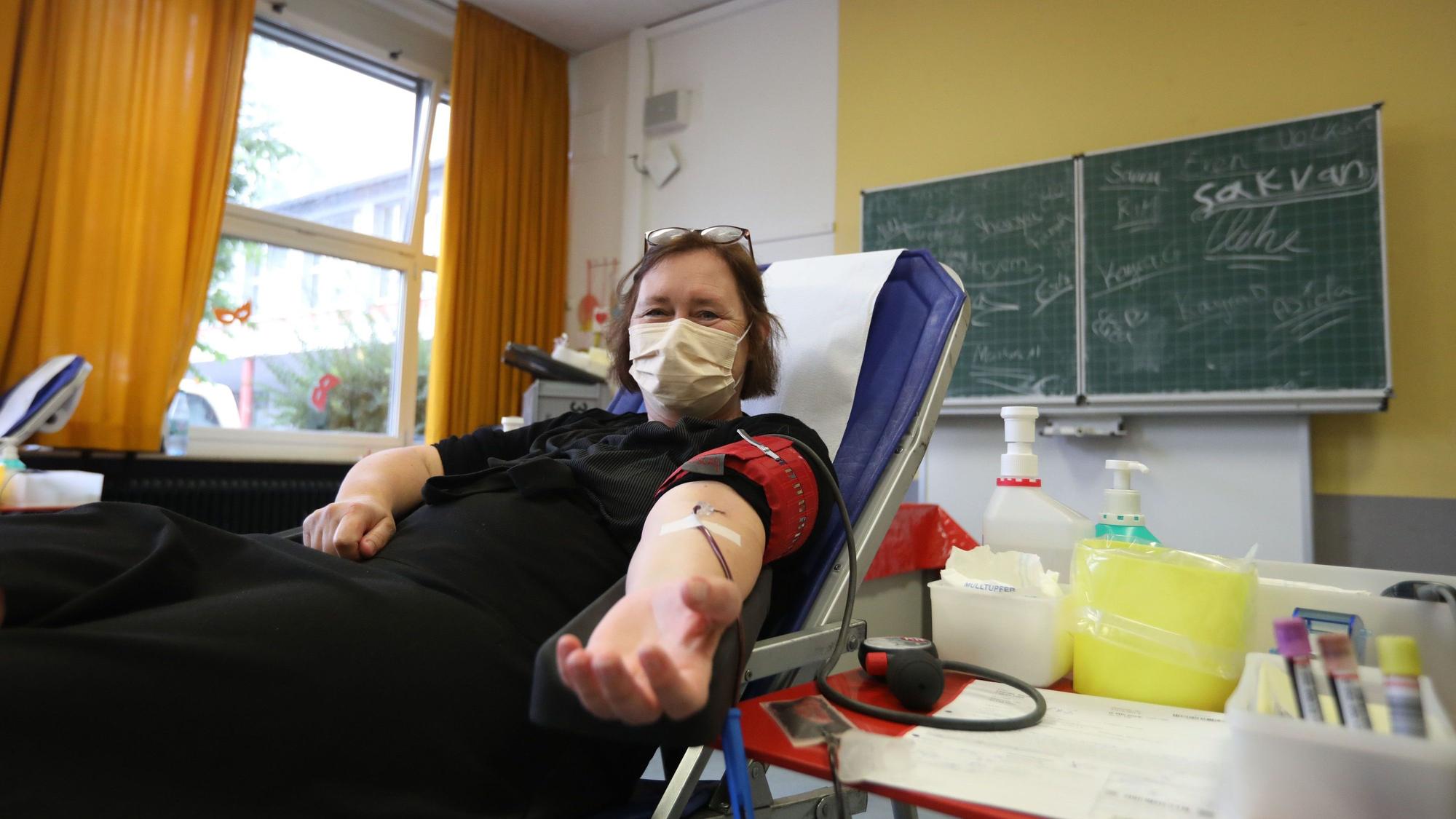 Eine Frau liegt auf der Liege und bekommt eine Blutspende.