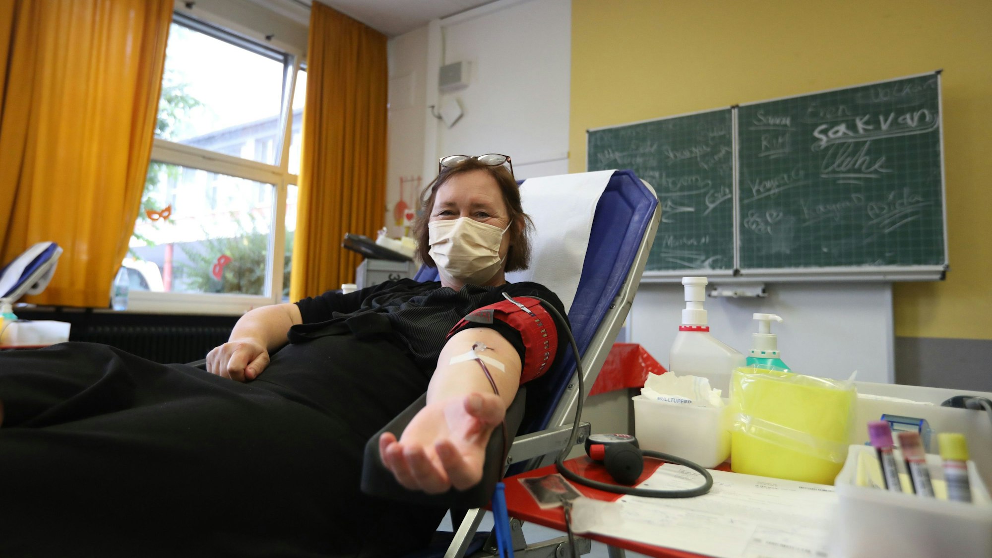 Eine Frau liegt auf der Liege und bekommt eine Blutspende.