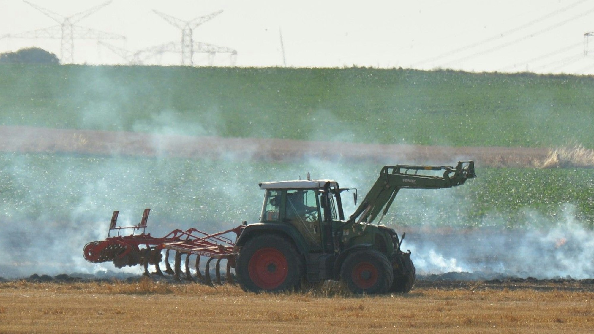 Das Bild zeigte einen Traktor auf einem Feld.