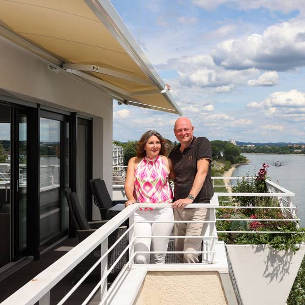 Elke und Bernd Hecker auf ihrem Balkon hoch über dem Rhein