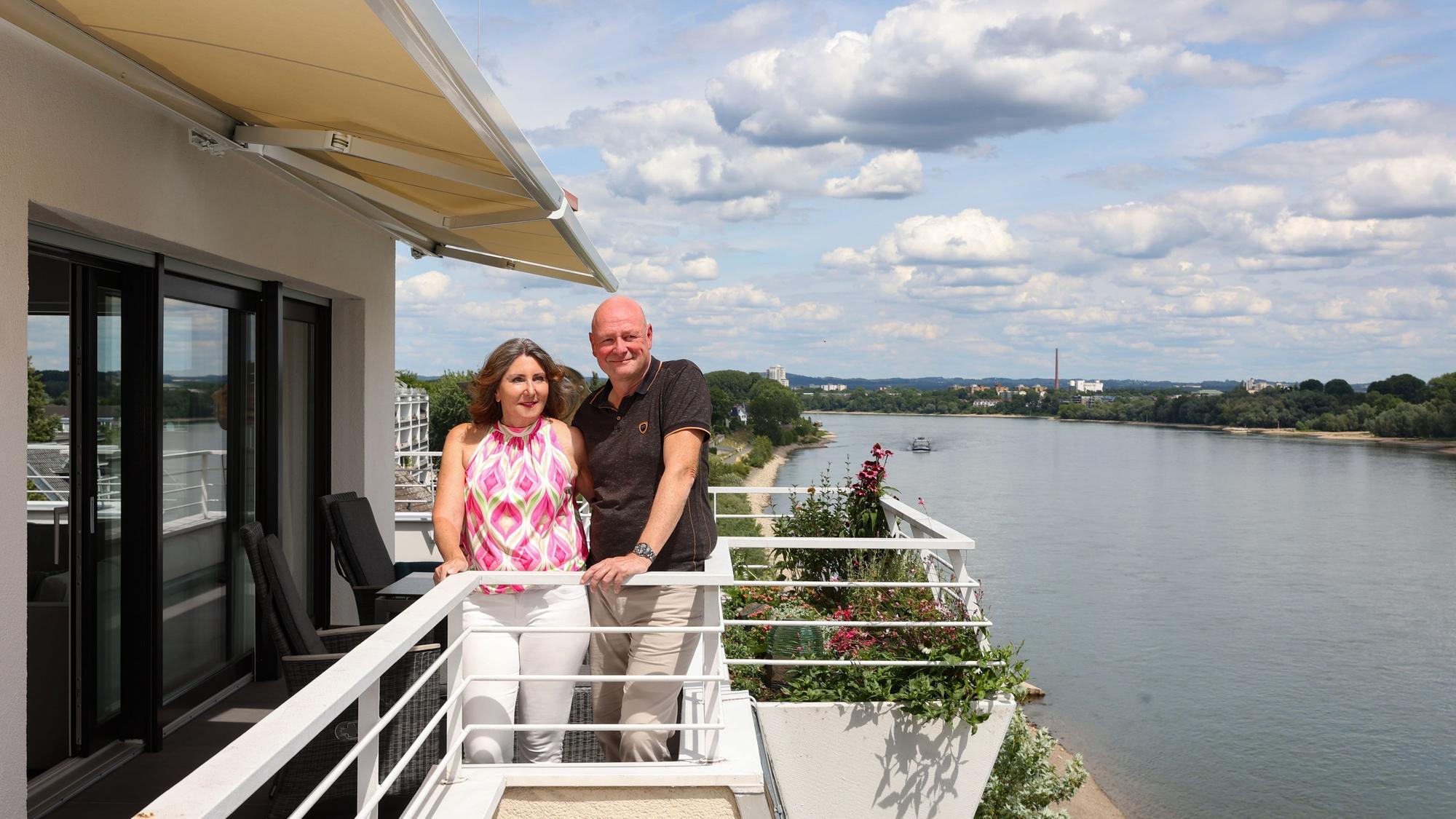 Elke und Bernd Hecker auf ihrem Balkon hoch über dem Rhein