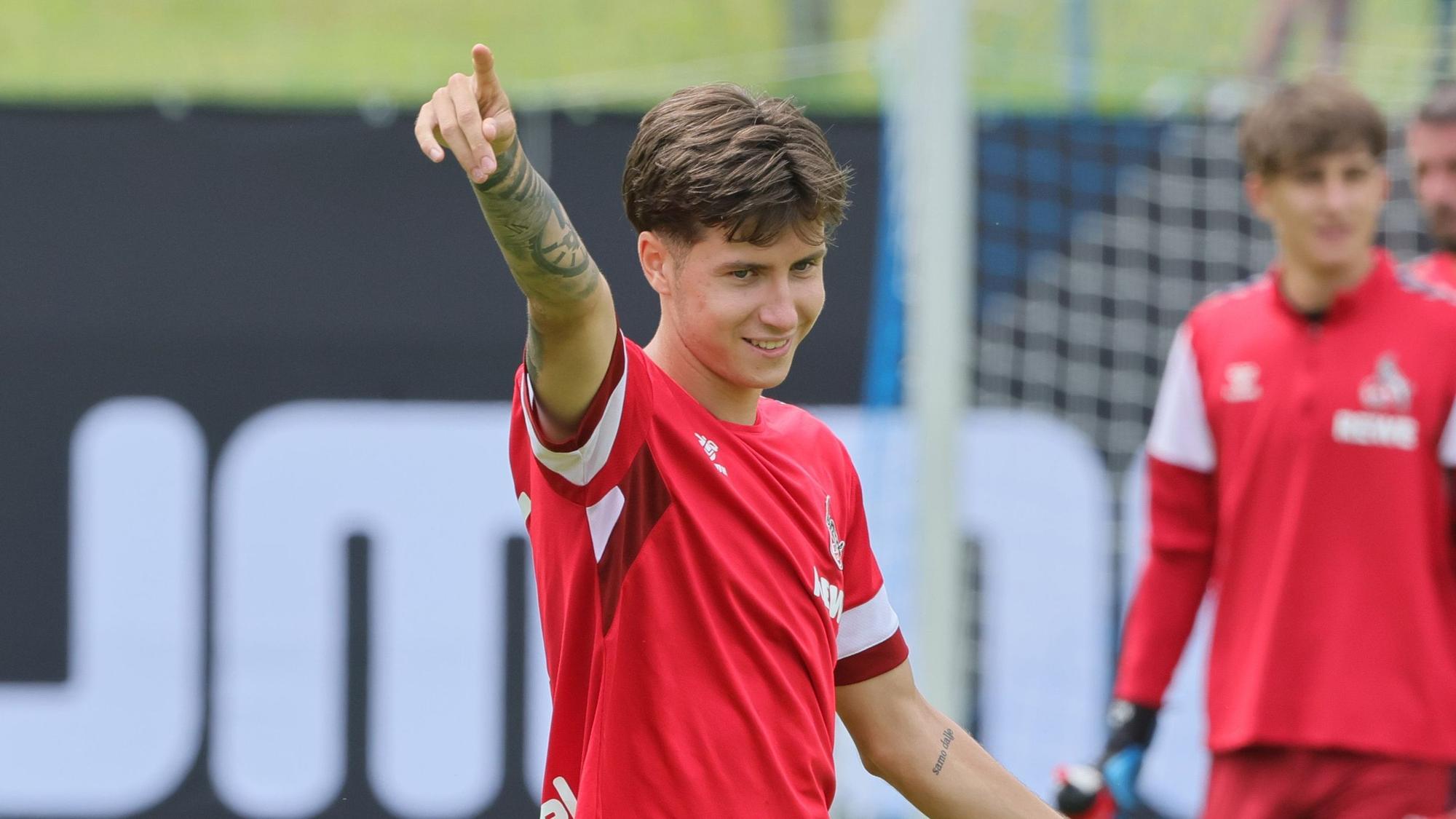 Kölns Mittelfeldspieler Denis Huseinbasic gibt gut gelaunt Anweisungen.