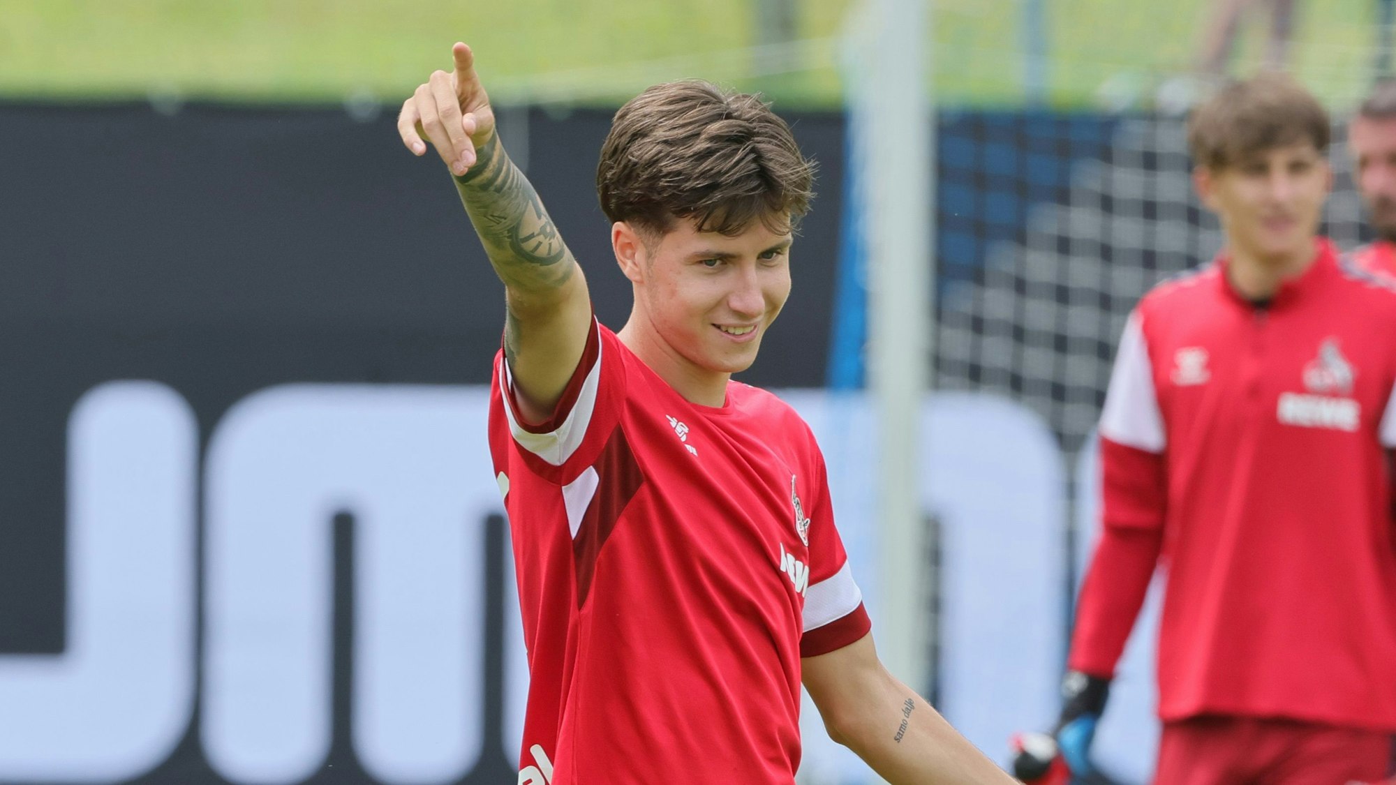 Kölns Mittelfeldspieler Denis Huseinbasic gibt gut gelaunt Anweisungen.