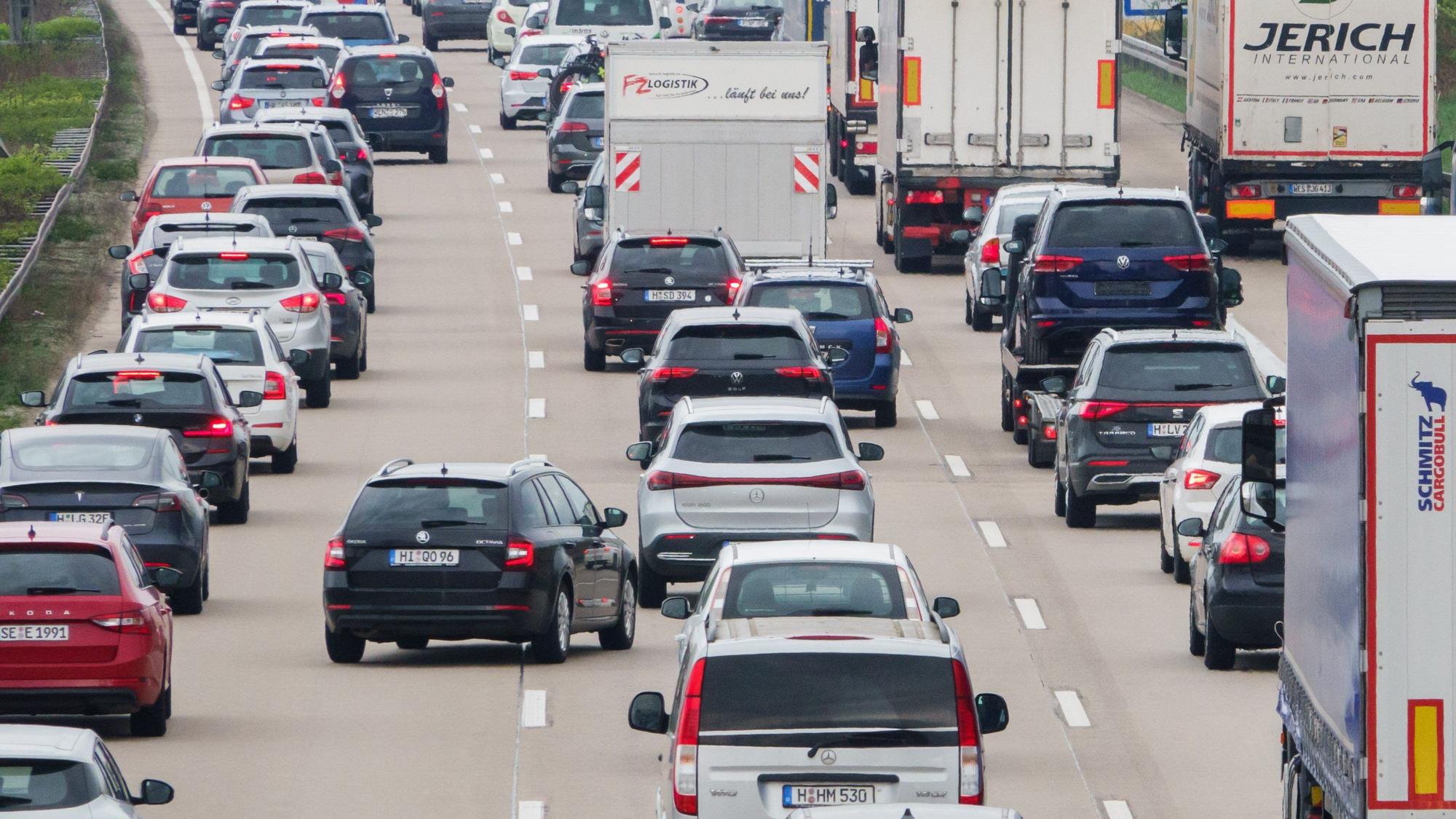 Autos stehen am Gründonnerstag auf der Autobahn A7 zwischen Hannover und Hildesheim im Stau.