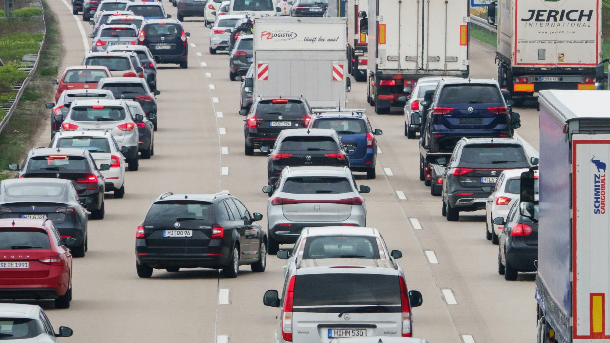 Autos stehen am Gründonnerstag auf der Autobahn A7 zwischen Hannover und Hildesheim im Stau.