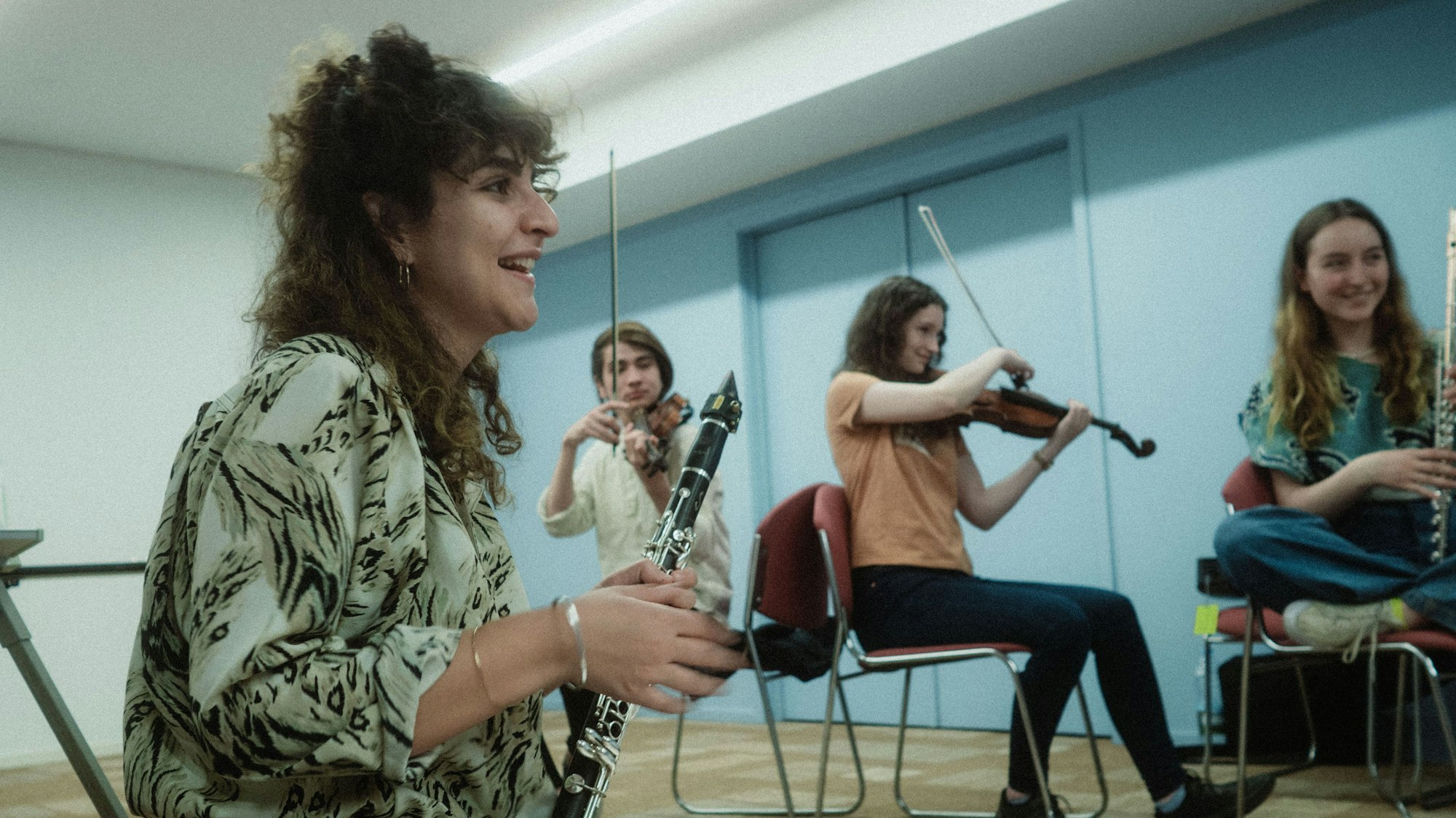 Mona Matbou Riahi spielt mit jungen Musikerinnen und Musikern des Campus-Projekts des Beethovenfests.