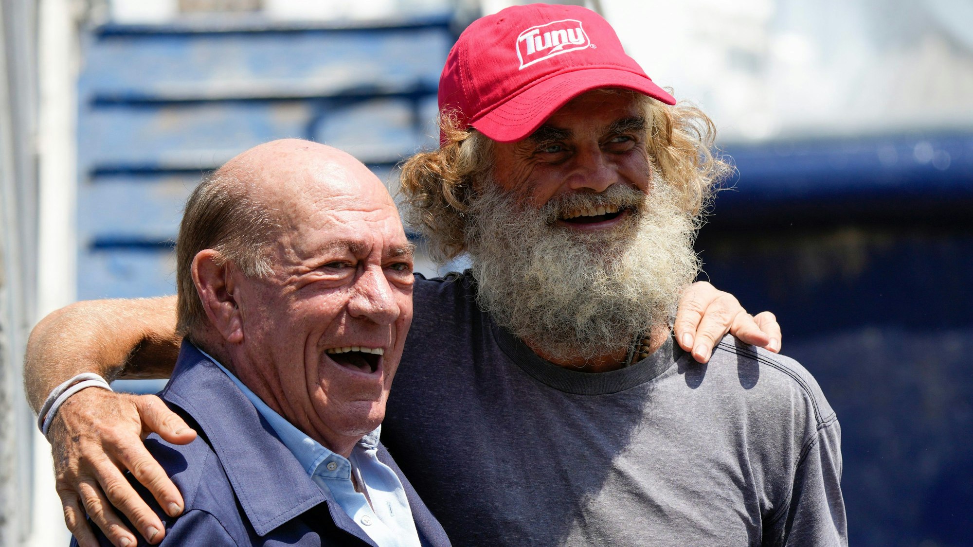 Der Schiffbrüchige Timothy Lyndsay Shaddock posiert mit dem Präsident von Grupo Mar, Antonio Suarez.