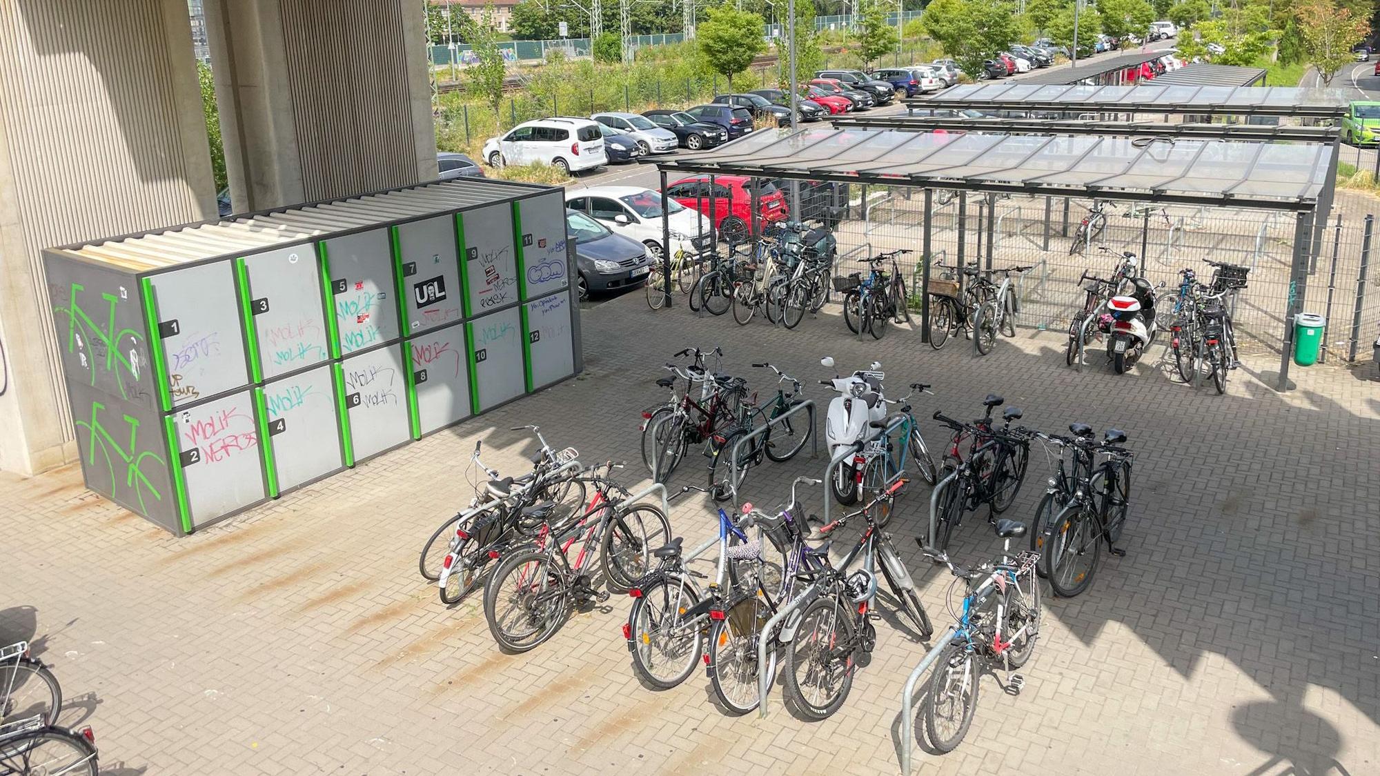 Fahrräder stehen am Bahnhof in Opladen.