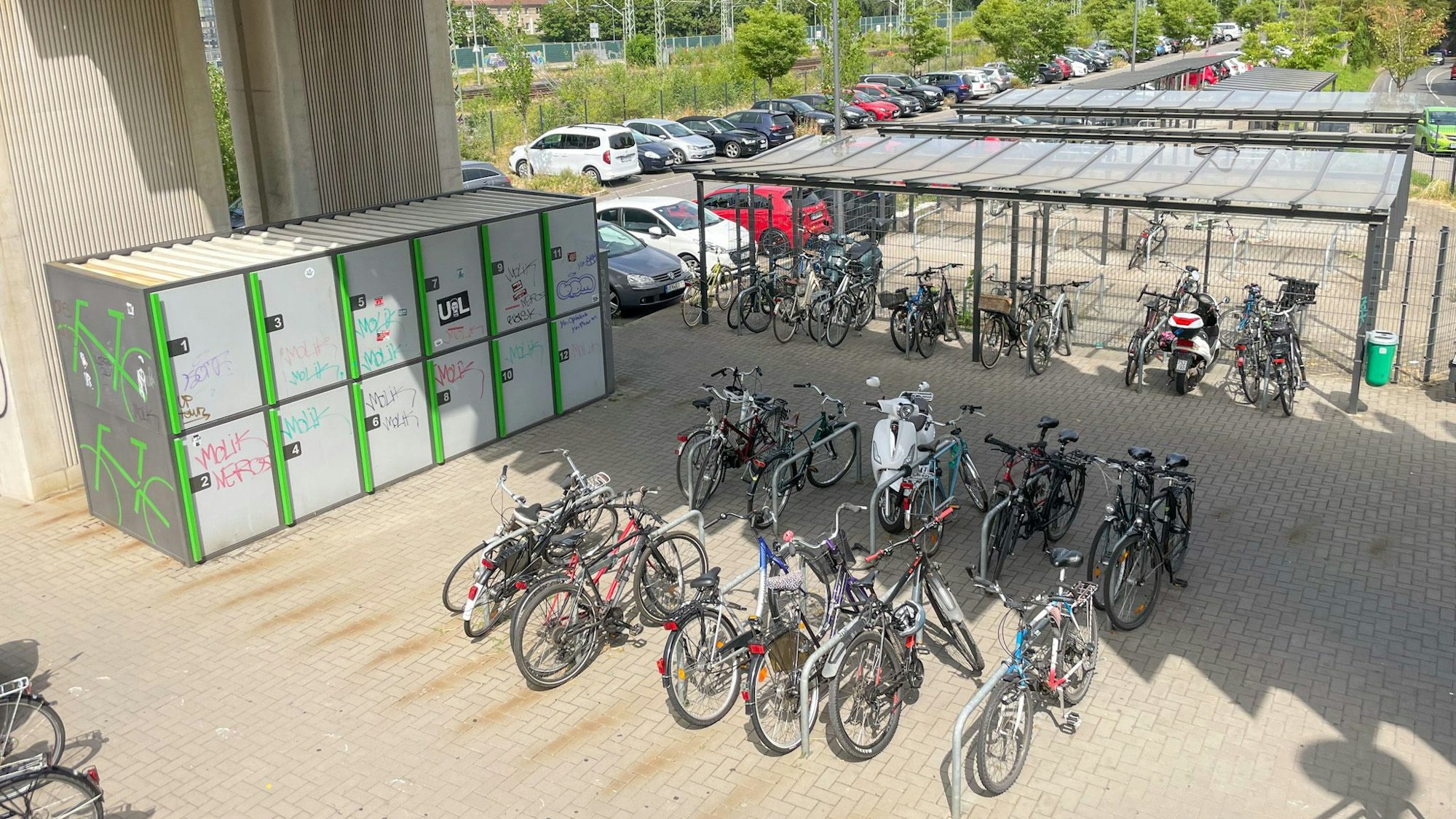 Fahrräder stehen am Bahnhof in Opladen.