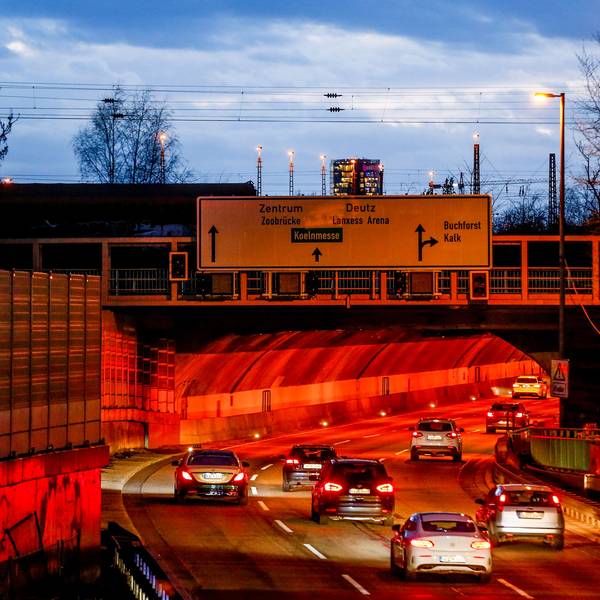 Wer aktuell durch den Kalker Tunnel fährt, ist zu Recht verwirrt.