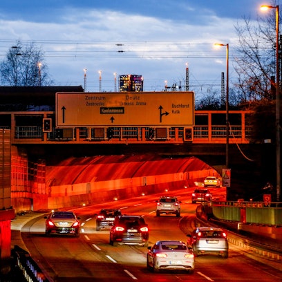 Wer aktuell durch den Kalker Tunnel fährt, ist zu Recht verwirrt.