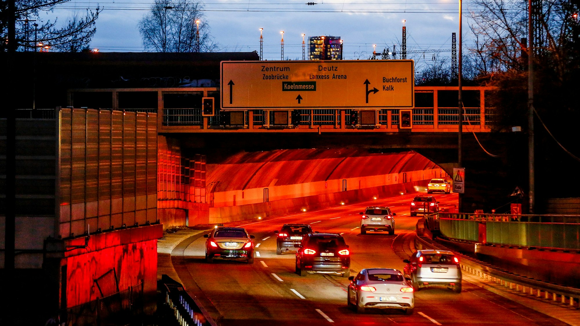 Wer aktuell durch den Kalker Tunnel fährt, ist zu Recht verwirrt.