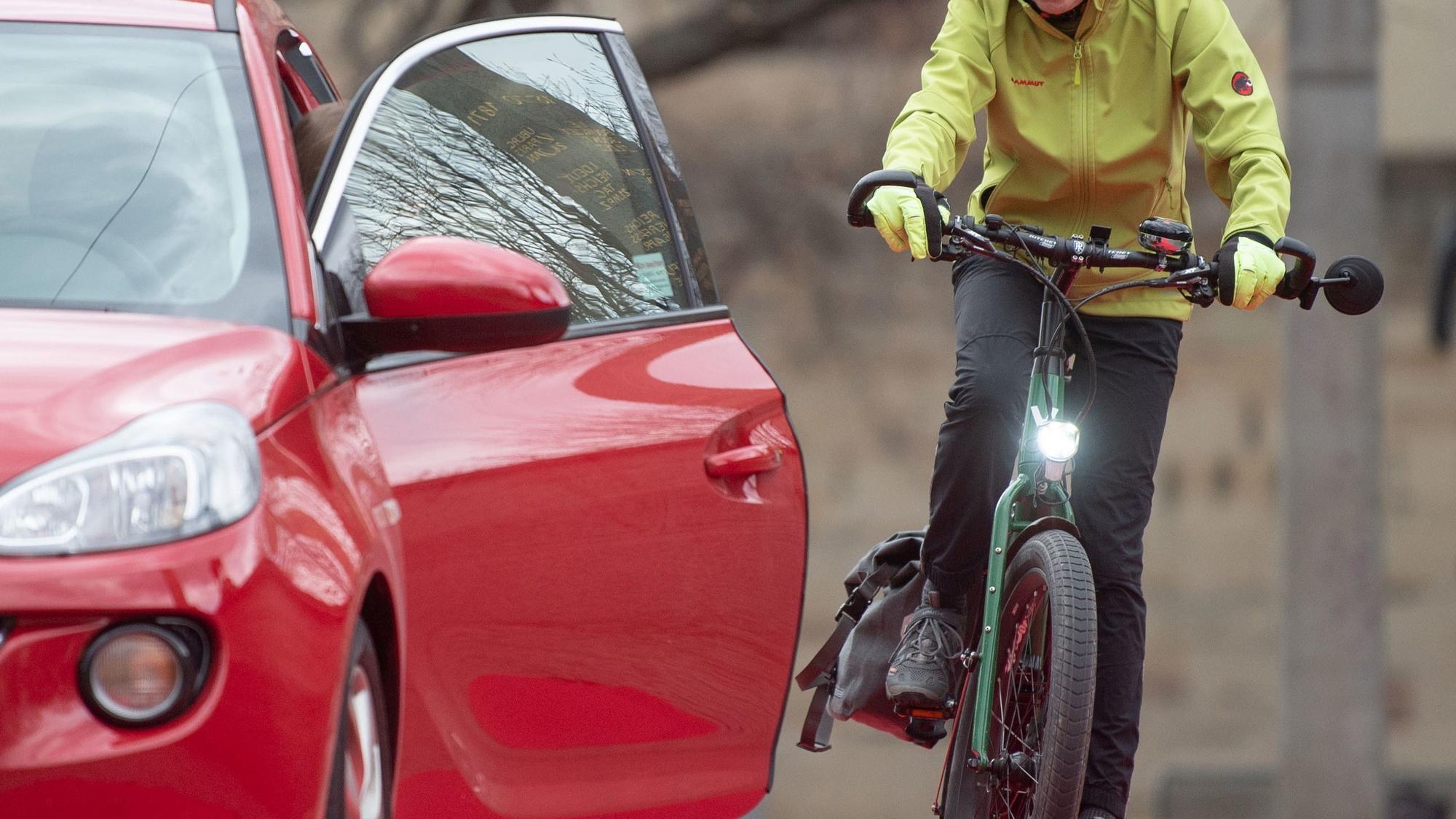 Bei sogenannten „Dooring“-Unfällen prallen Fahrradfahrer gegen sich öffnende Autotüren.