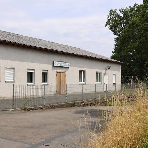 Mitten in Waldbröl-Schönenbach steht das Dorfgemeinschaftshaus. Der Eigentümer, der Fußballverein SV Schönenbach, will es verkaufen.