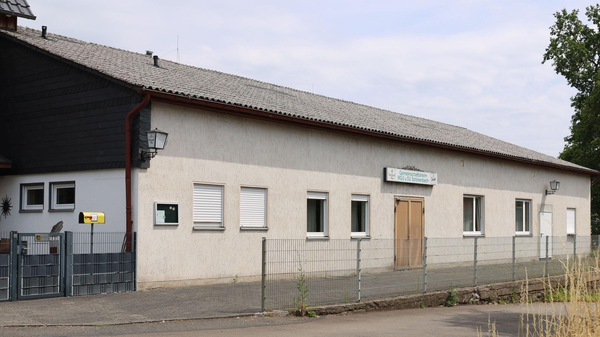Das Dorfgemeinschaftshaus in Waldbröl-Schönenbach ist trotz einer Auseinandersetzung vom Eigentümer, dem SV Schönenbach, verkauft worden. Jetzt soll der örtliche Dorfverein die Chance bekommen, die 182 errichtete Immobilie zu erwerben.