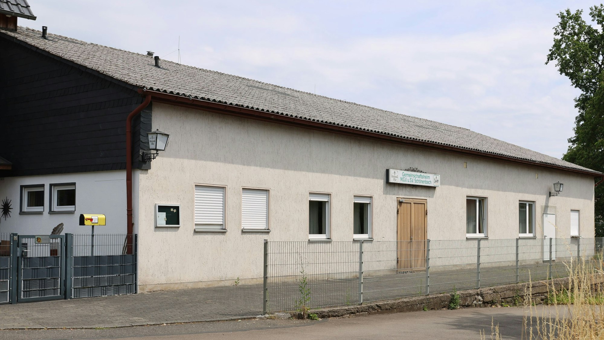 Das Dorfgemeinschaftshaus in Waldbröl-Schönenbach ist trotz einer Auseinandersetzung vom Eigentümer, dem SV Schönenbach, verkauft worden. Jetzt soll der örtliche Dorfverein die Chance bekommen, die 182 errichtete Immobilie zu erwerben.