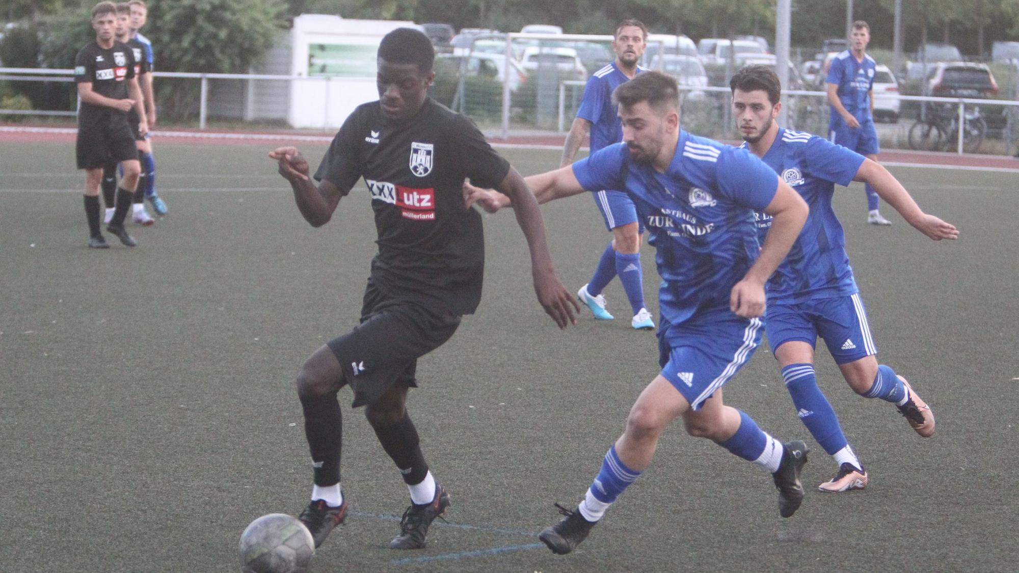 Benny Boboy (am Ball) vom FC Hennef