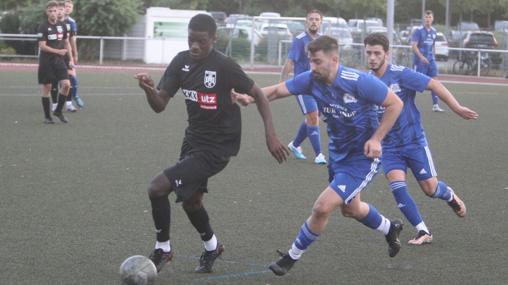 Benny Boboy (am Ball) vom FC Hennef