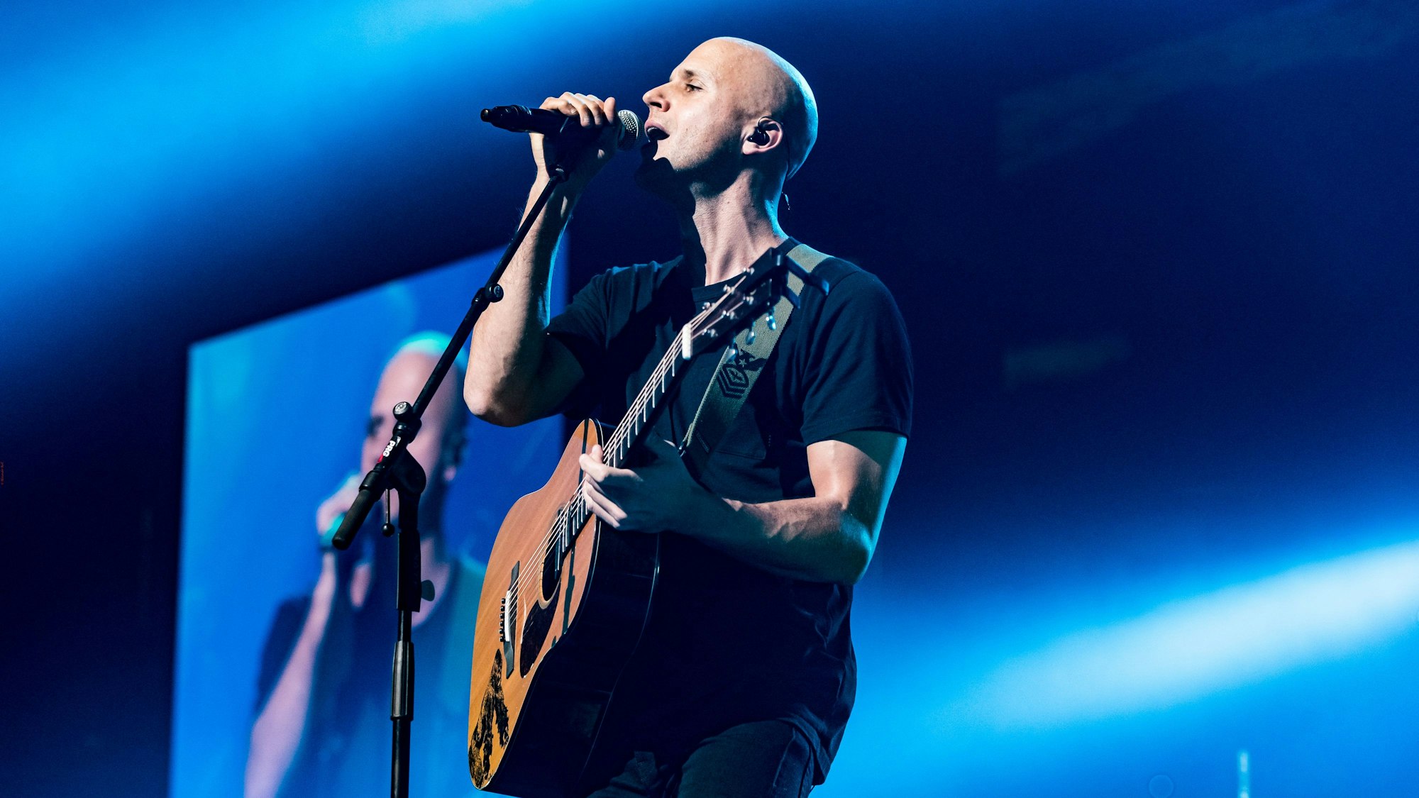 Milow auf der Bühne in der Kölner Lanxess-Arena.