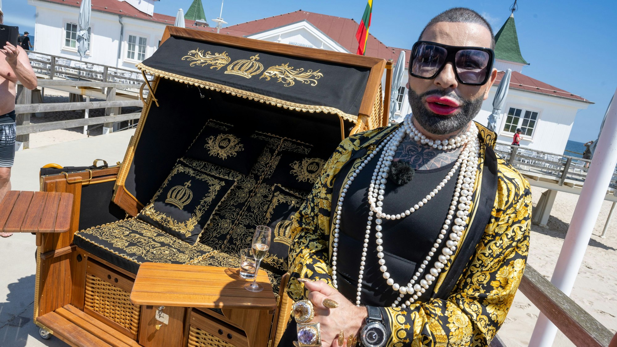 Harald Glööckler vor einem Strandkorb seiner Marke.