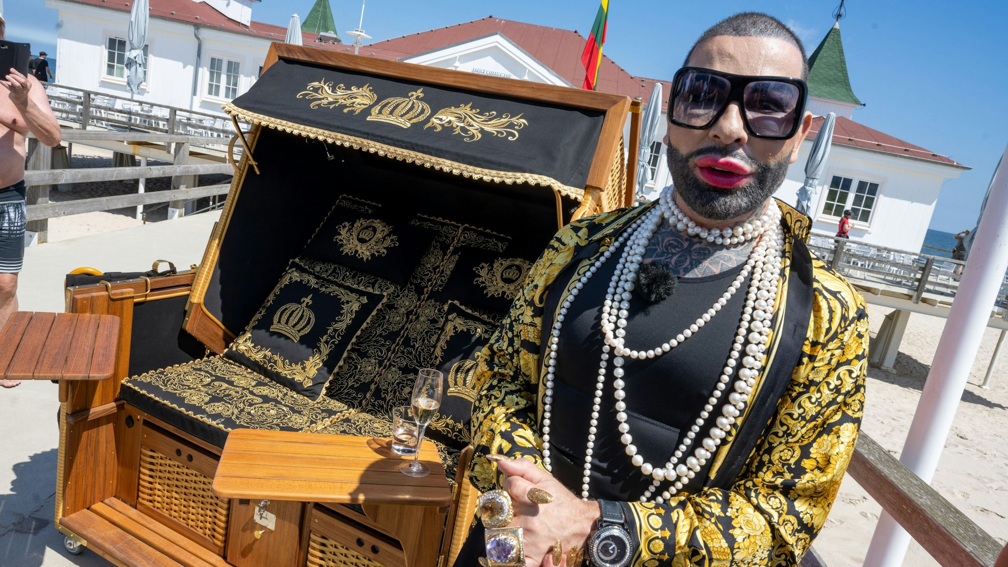 Harald Glööckler vor einem Strandkorb seiner Marke.