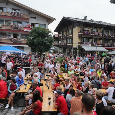 Fanfest auf dem Dorfplatz vor dem Mannschaftshotel