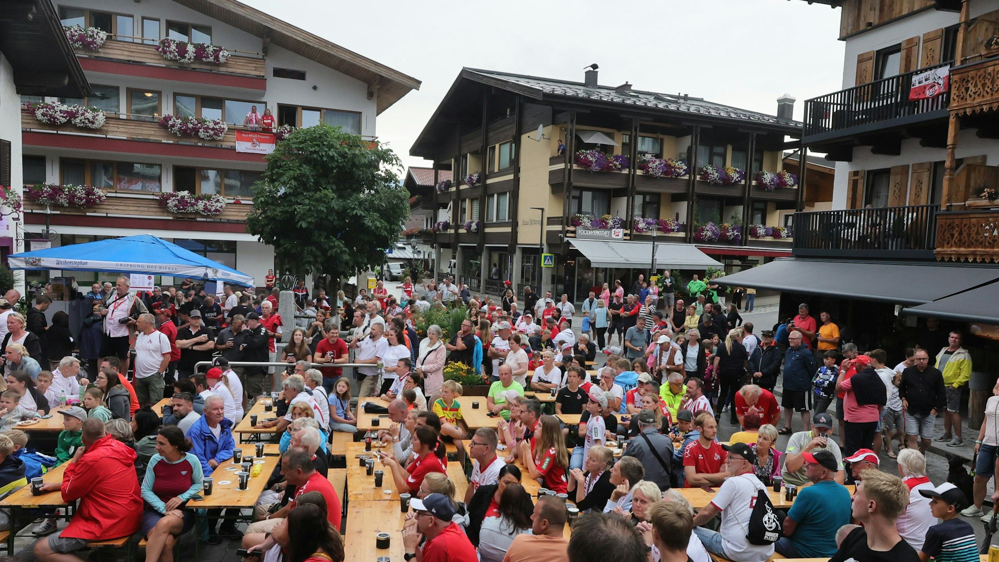 Fanfest auf dem Dorfplatz vor dem Mannschaftshotel